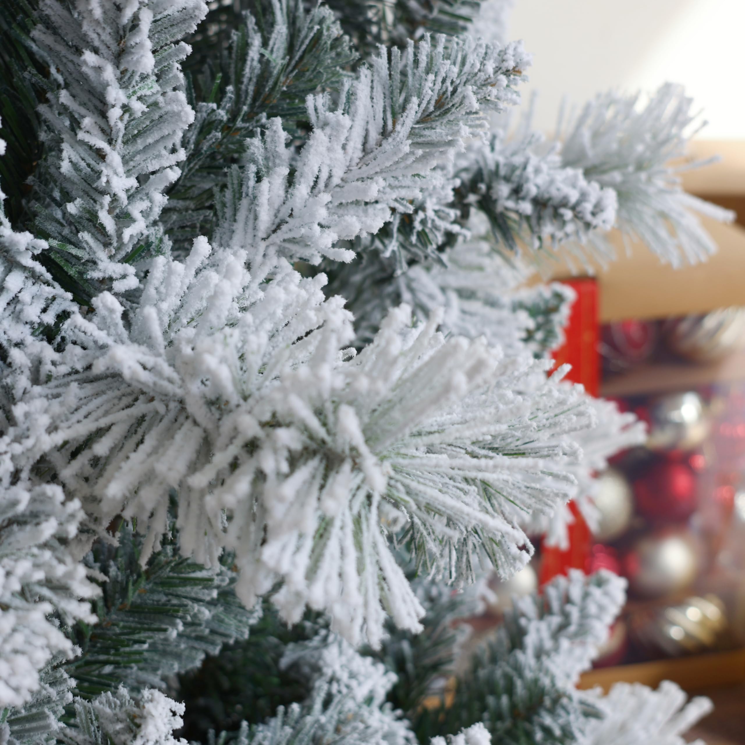 Asinse Sapin de Noël fin floqué de neige de 210 cm – Pin de qualité supérieure non éclairé avec charnière, flocage de neige lourde blanche, 850 pointes de branches, aiguilles de pin, assemblage facile