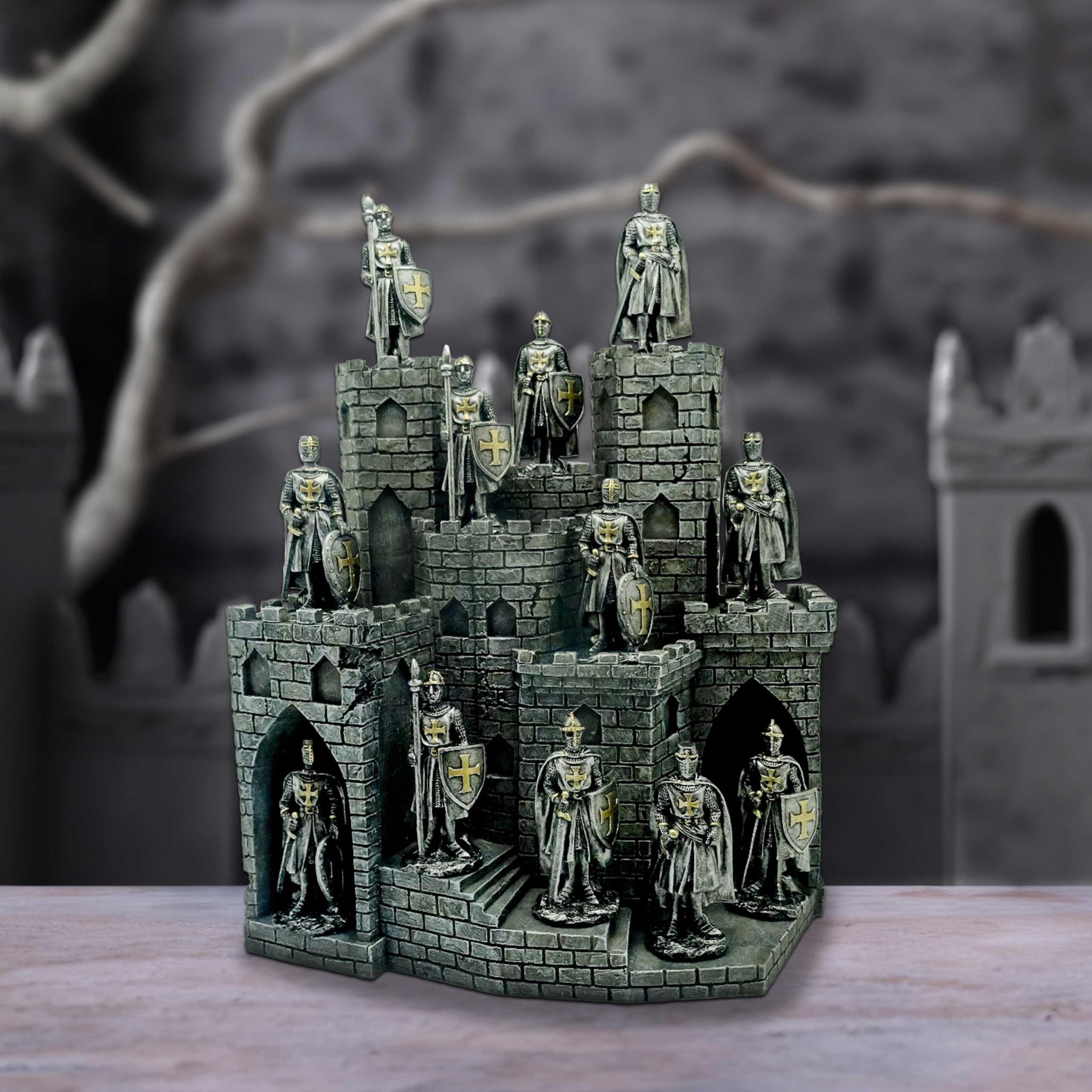 Nemesis Now Présentoir Chevaliers de la Tour avec 48 Figurines Château médiéval en résine argentée Peint à la Main 25 cm