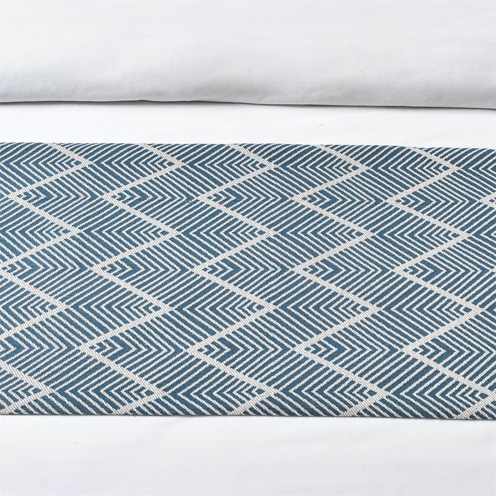 Bettläufer, gestrickt, doppelseitig, aus Jacquard, geometrisch, gewellt, Schal, Handtuchschutz für Hotelzimmer (blau, 45 x 210 cm für 150 cm Bett)