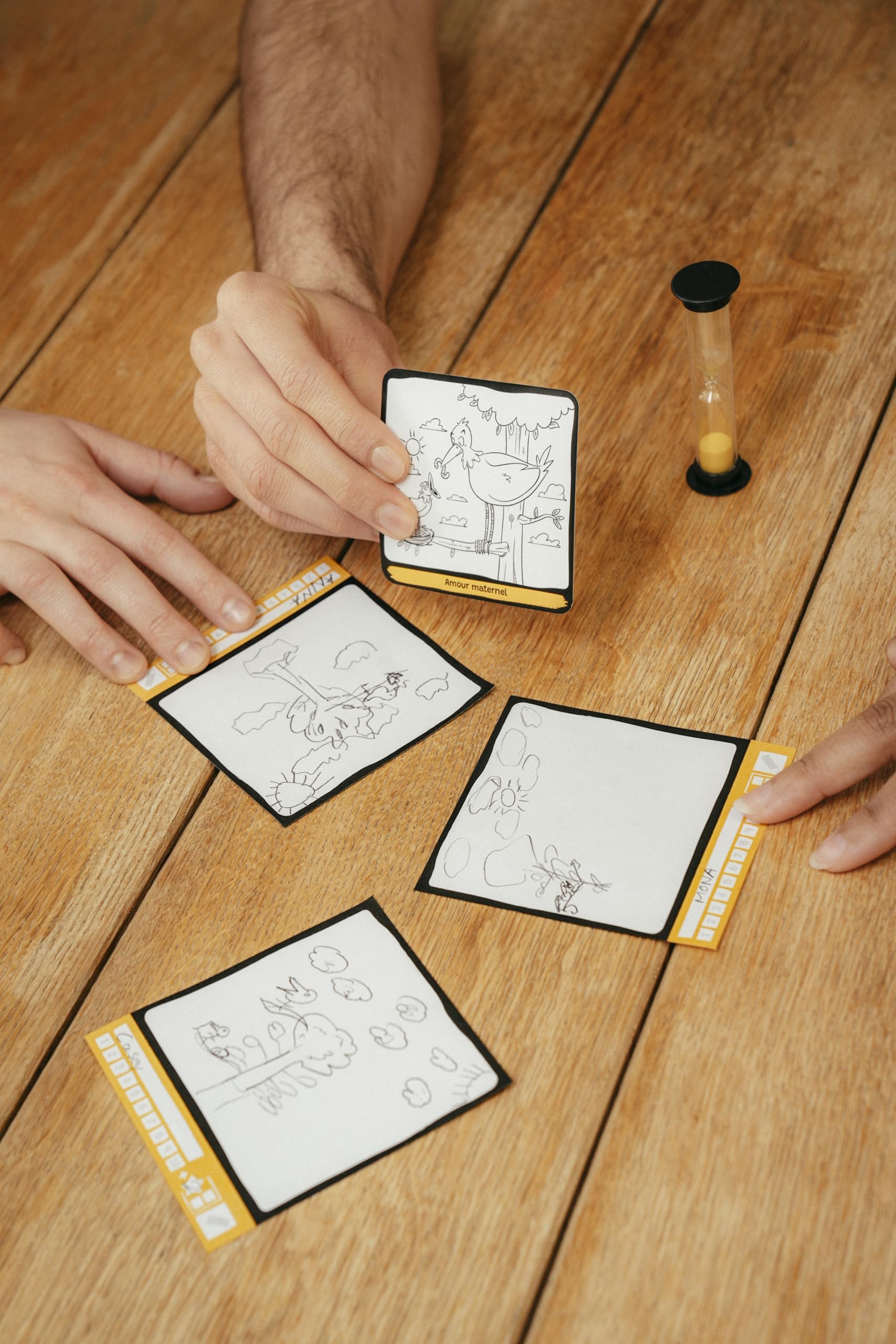 Asmodee Duplik Big Box Jeu de dessin pour enfants à partir de 8 ans, jeu de société amusant et atmosphère familiale pour ceux qui ne peuvent pas dessiner, 3 à 10 joueurs, 45 minutes, version espagnole