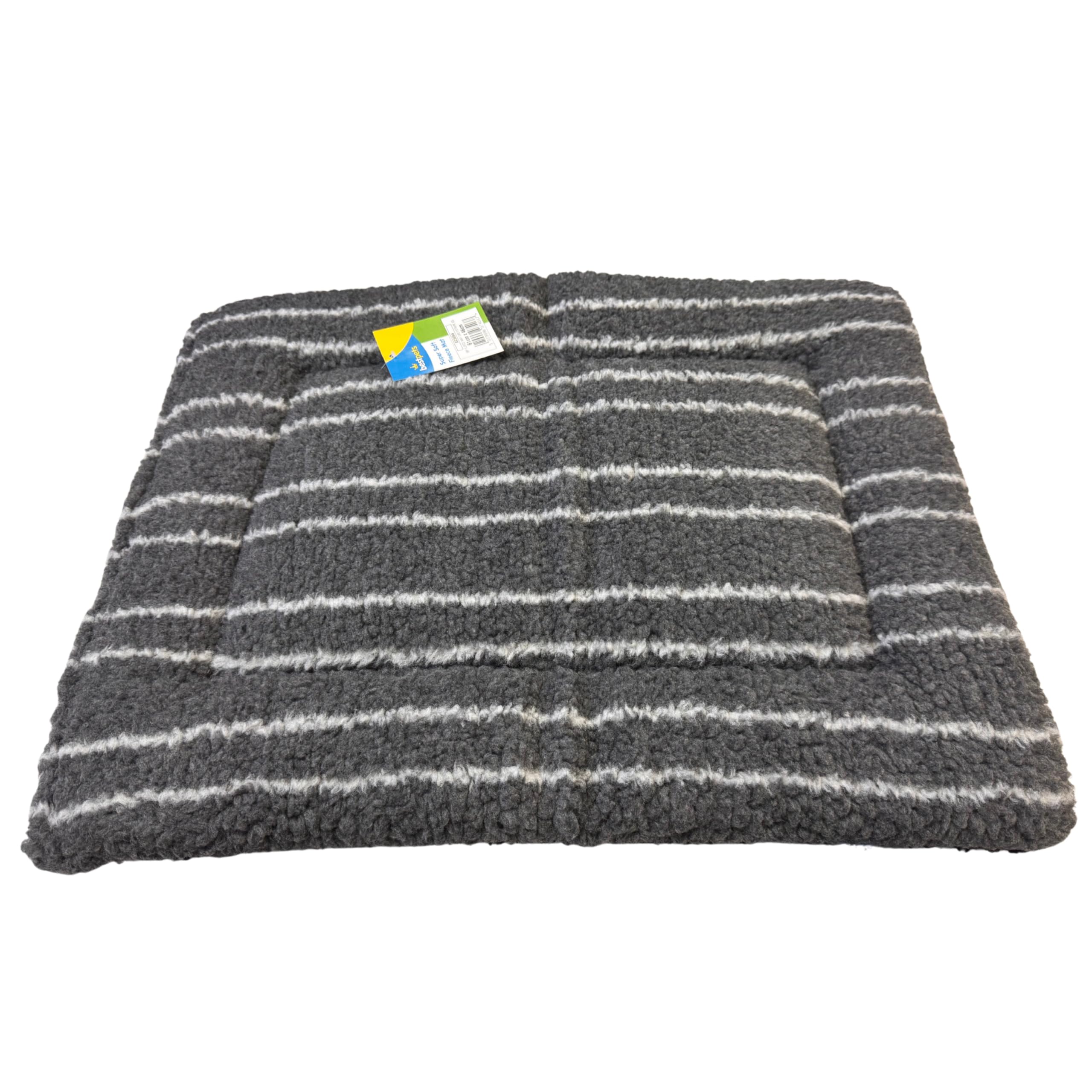 Tapis polaire gris rayé pour réchauffer un sol carrelé froid
