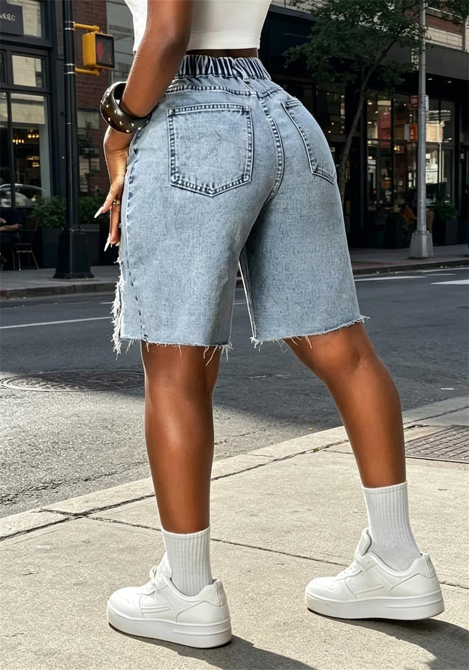Generico Bermuda in Denim a Vita Alta da Donna, Stile Y2K con Strappi, Borchie, Orlo Sfrangiato e Perline Scintillanti; Taglio Dritto e Lunghezza al Ginocchio