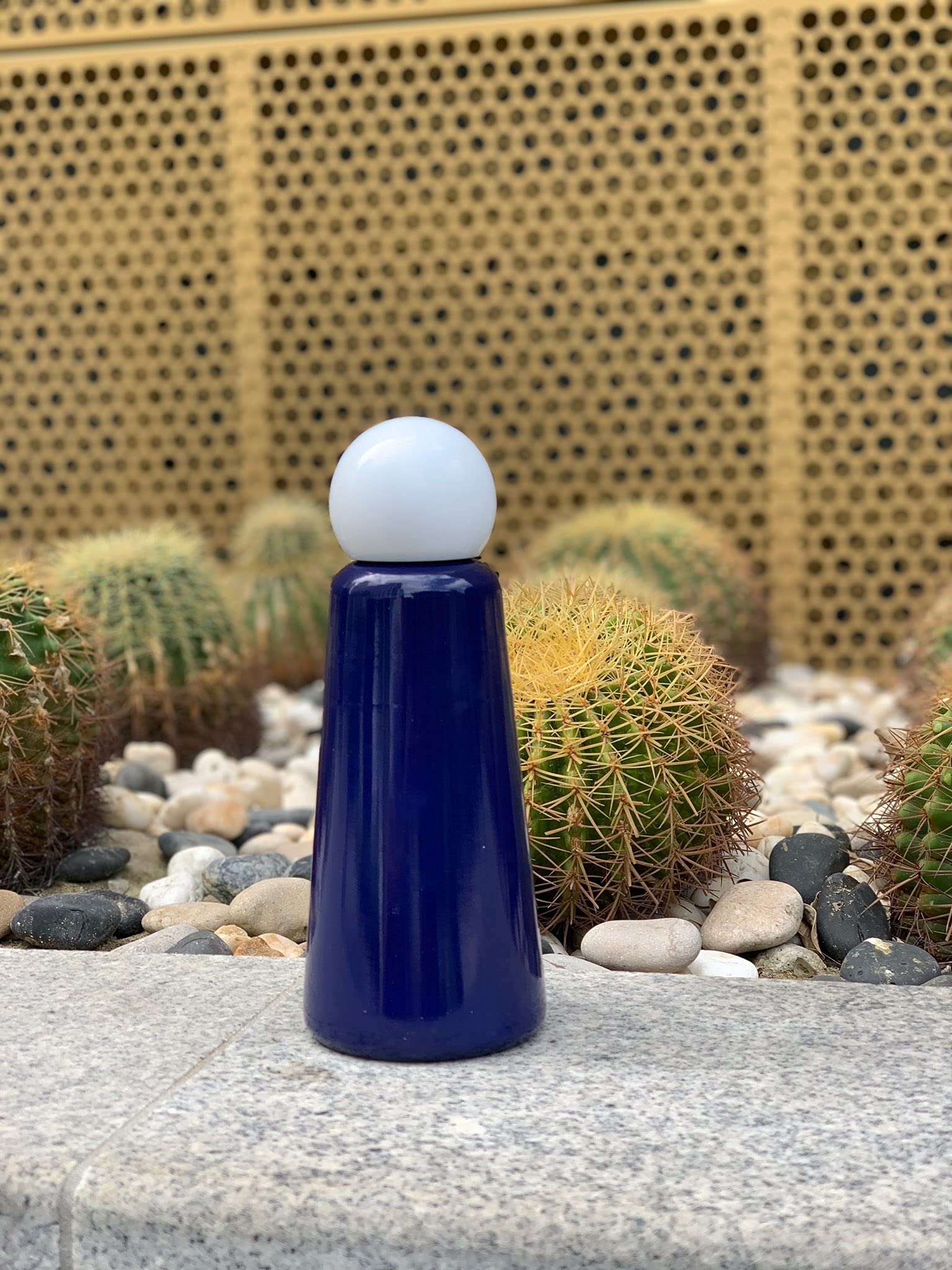 LUND LONDON Skittle Bottle | 500 ml | wiederverwendbare Wasserflasche | doppelwandig | hält Inhalt 24 Stunden kalt und 12 Stunden heiß | BPA-frei | Edelstahl (Indigo)
