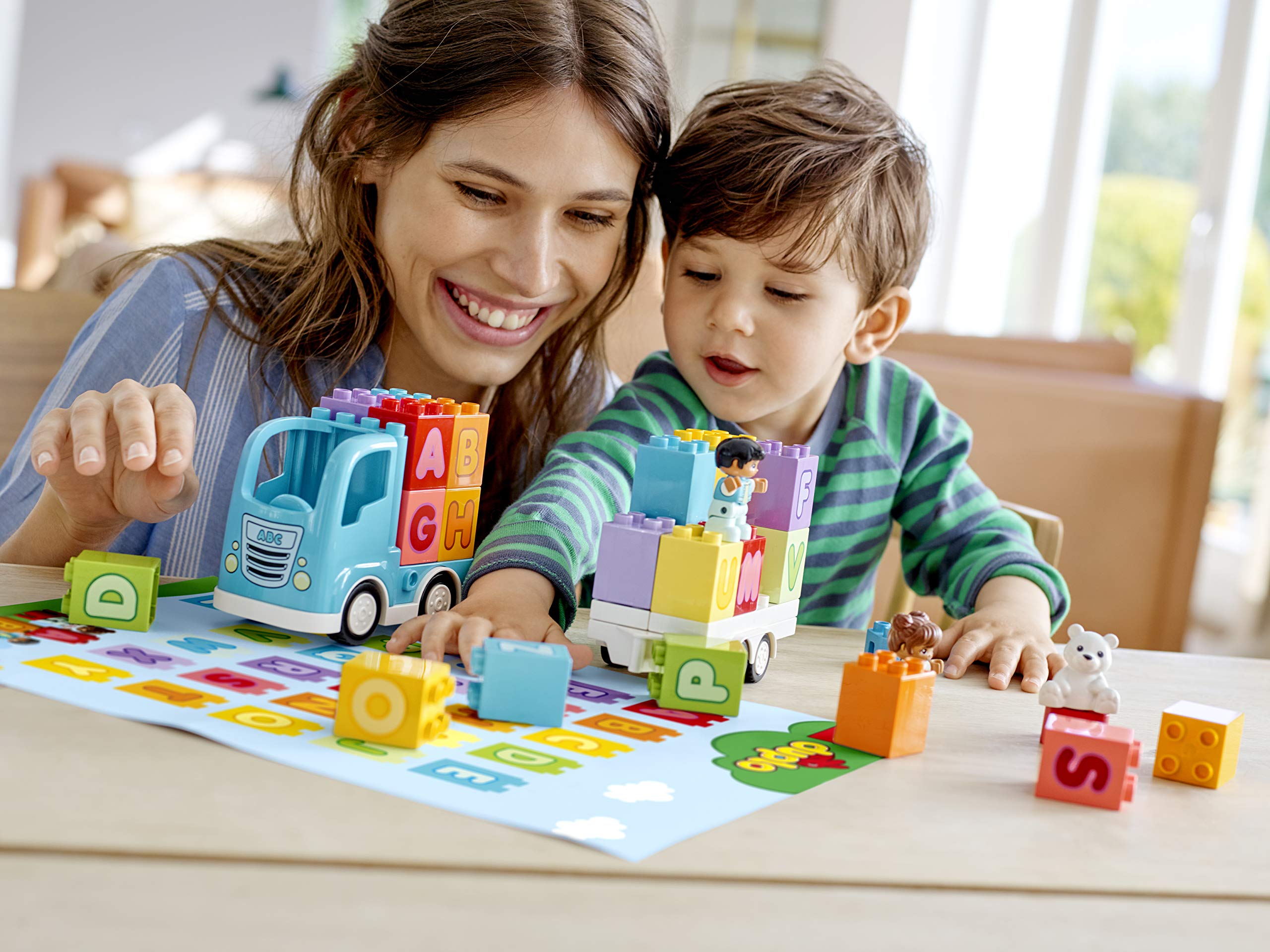 LEGO DUPLO Pierwsze klocki: Ciężarówka z alfabetem 10915 — nauka pierwszych liter dla małych dzieci, wesoła zabawka edukacyjna do budowania (36 elementów)