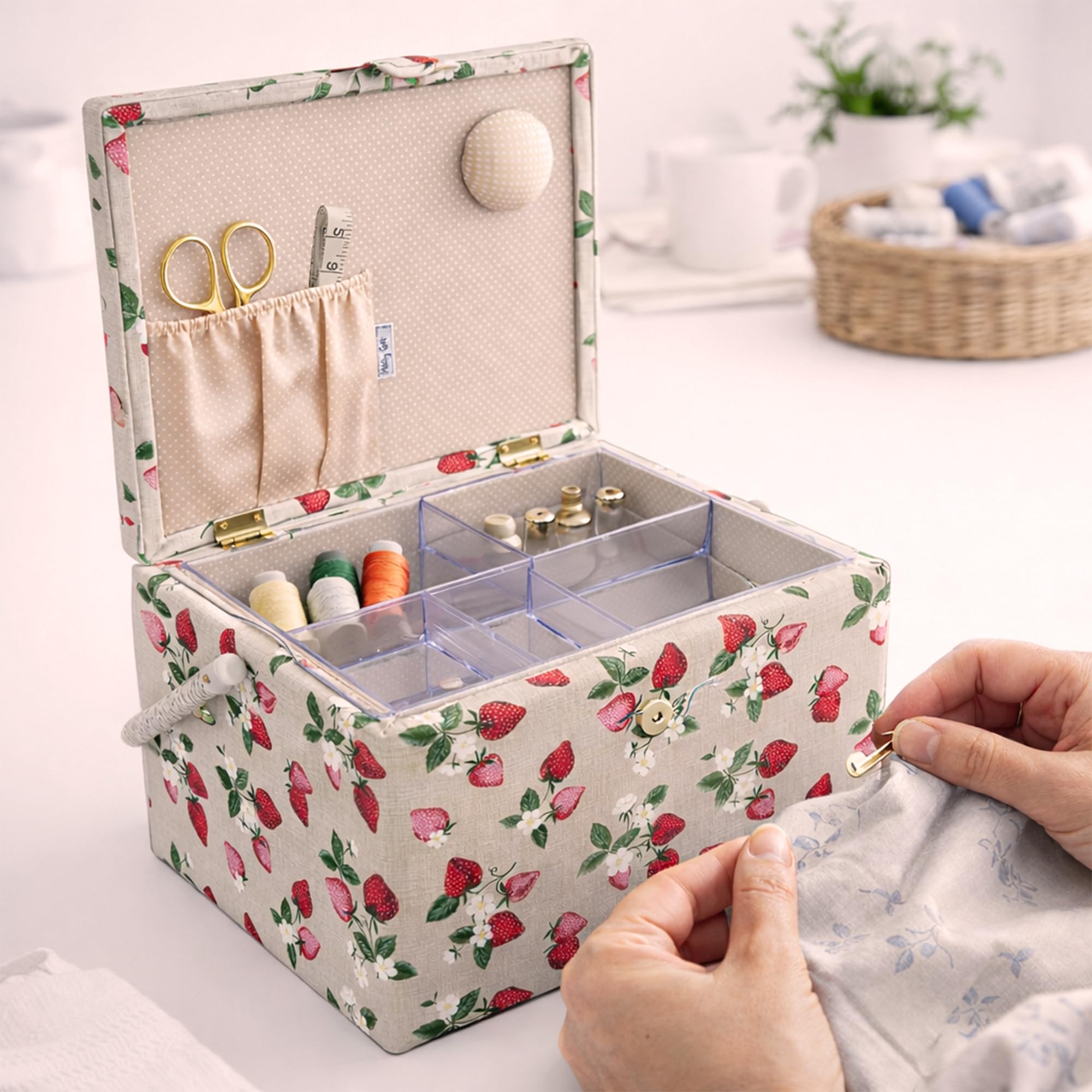 Hobby Gift Nähkästchen Groß mit Griff - Nähkorb aus Baumwolle mit Fächern für Nähzubehör & Werkzeug - Aufbewahrungsbox für Handarbeit - 23,5 x 31 x 20 cm, Erdbeeren