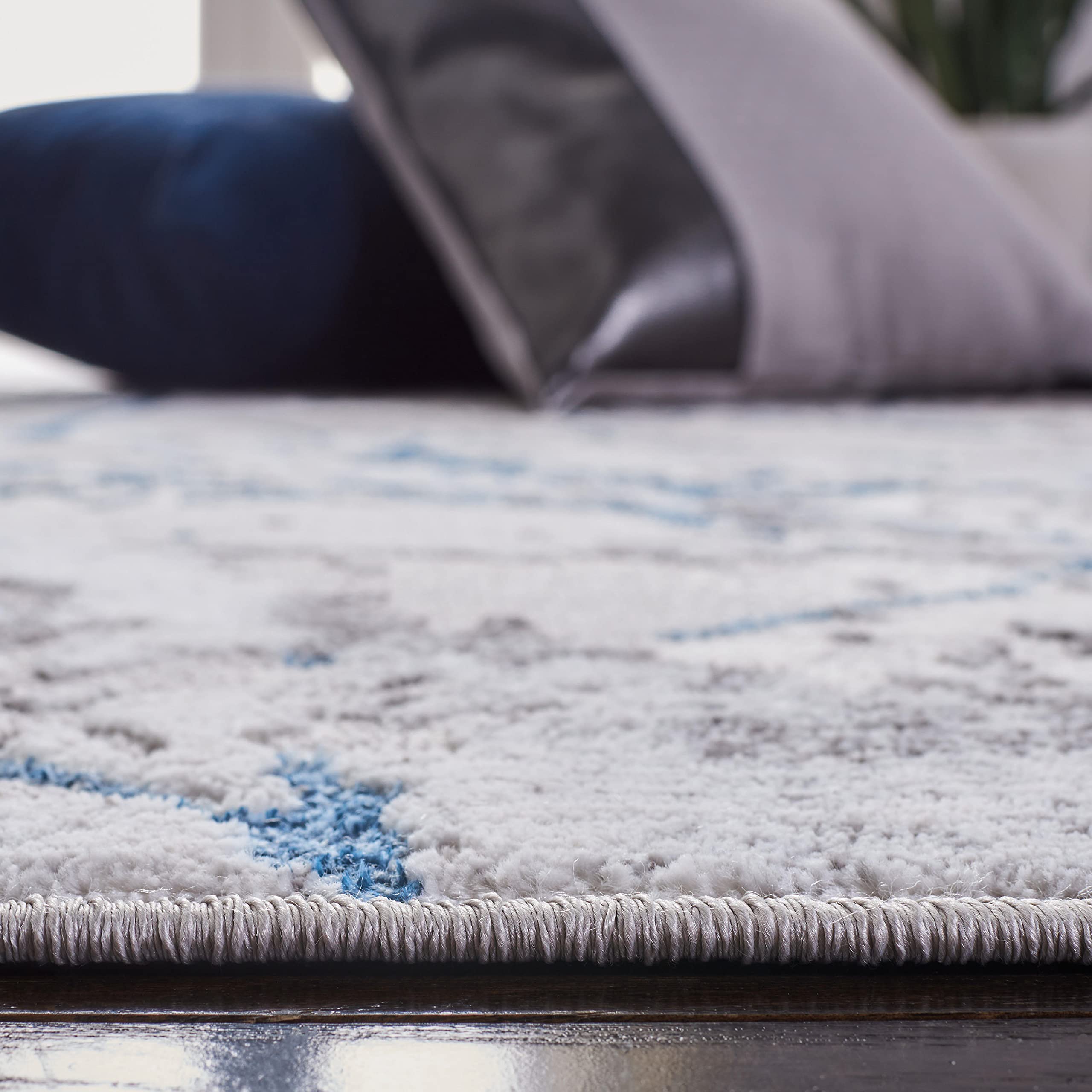 SAFAVIEH Tappeto Contemporaneo per Soggiorno, Sala da pranzo, Camera da letto - Amelia Collection, A Pelo Corto, Grigio e Blu, 61 X 213 cm