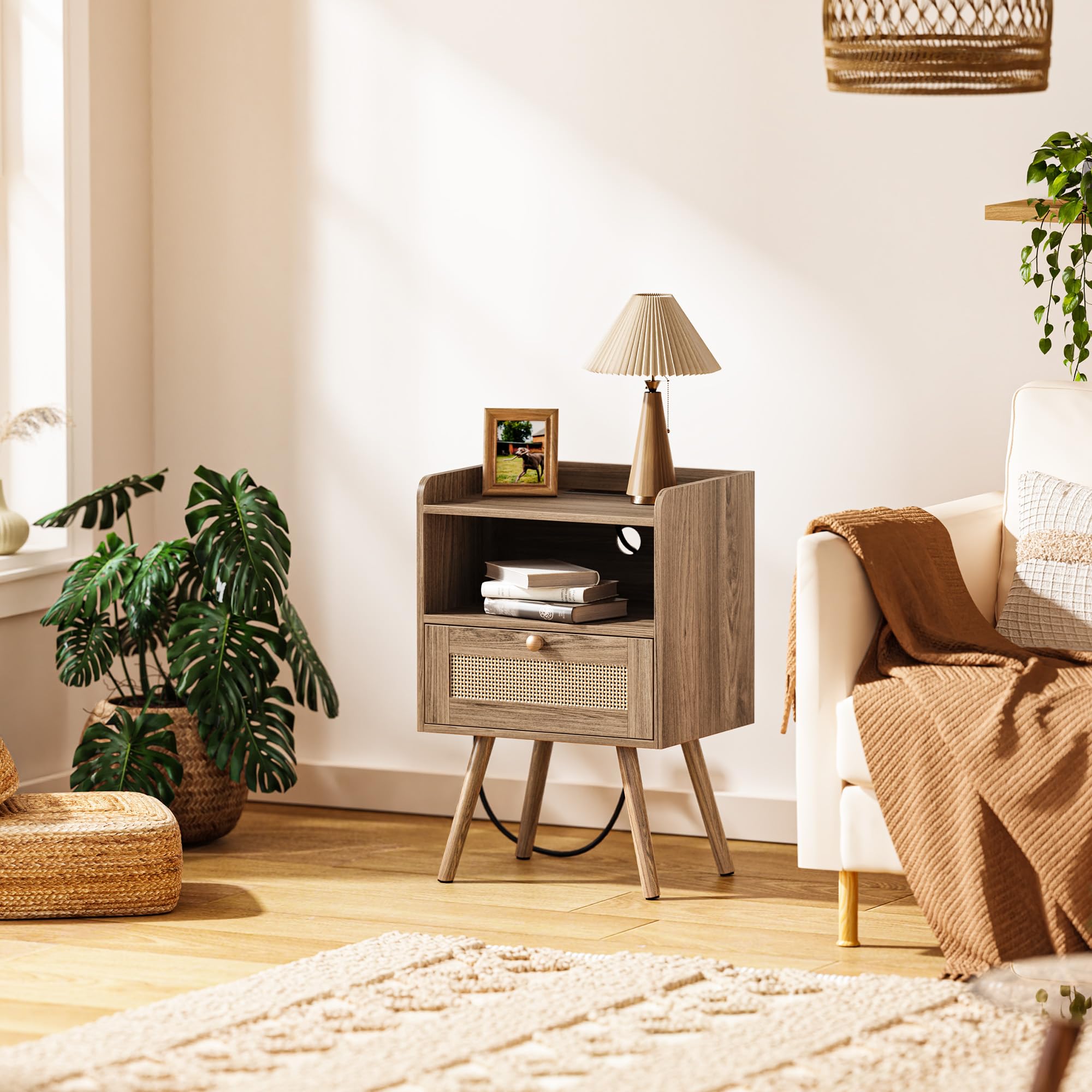 SUPERJARE Comodino con stazione di ricarica e cassetto decorativo simile a rattan, tavolino in rattan con piedi in legno massello, tavolino da letto con contenitore aperto, per camera da letto