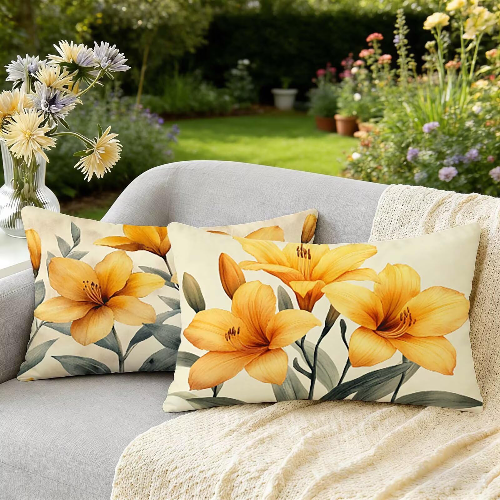 Taie d'oreiller décoratives de luxe jaune 25x45 en velours avec motif lis et finition invisible