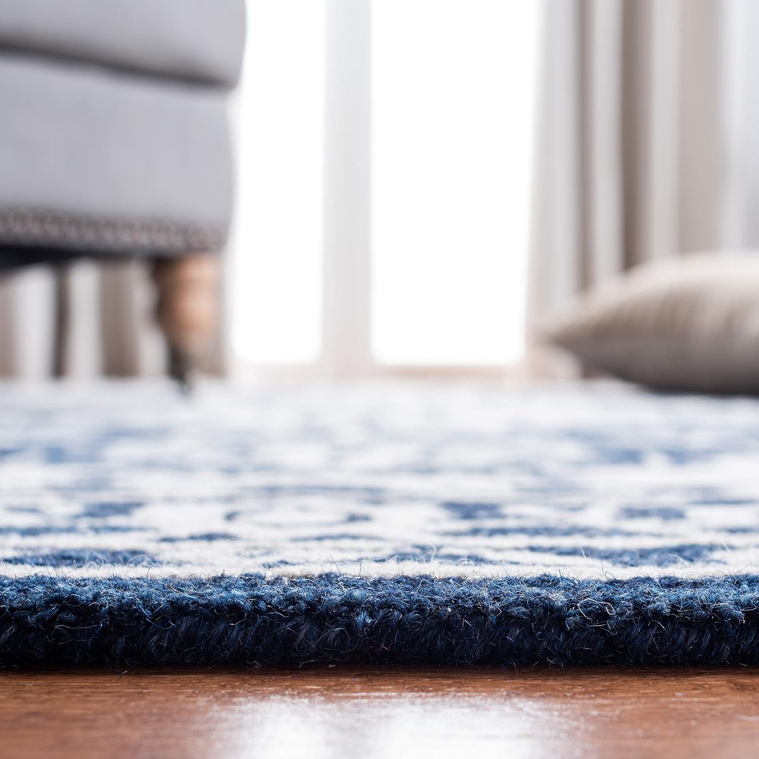 SAFAVIEH Micro-Loop Collection Accent Rug - 4' x 6', Navy & Ivory, Handmade Wool, Ideal for High Traffic Areas in Entryway, Living Room, Bedroom (MLP648N)
