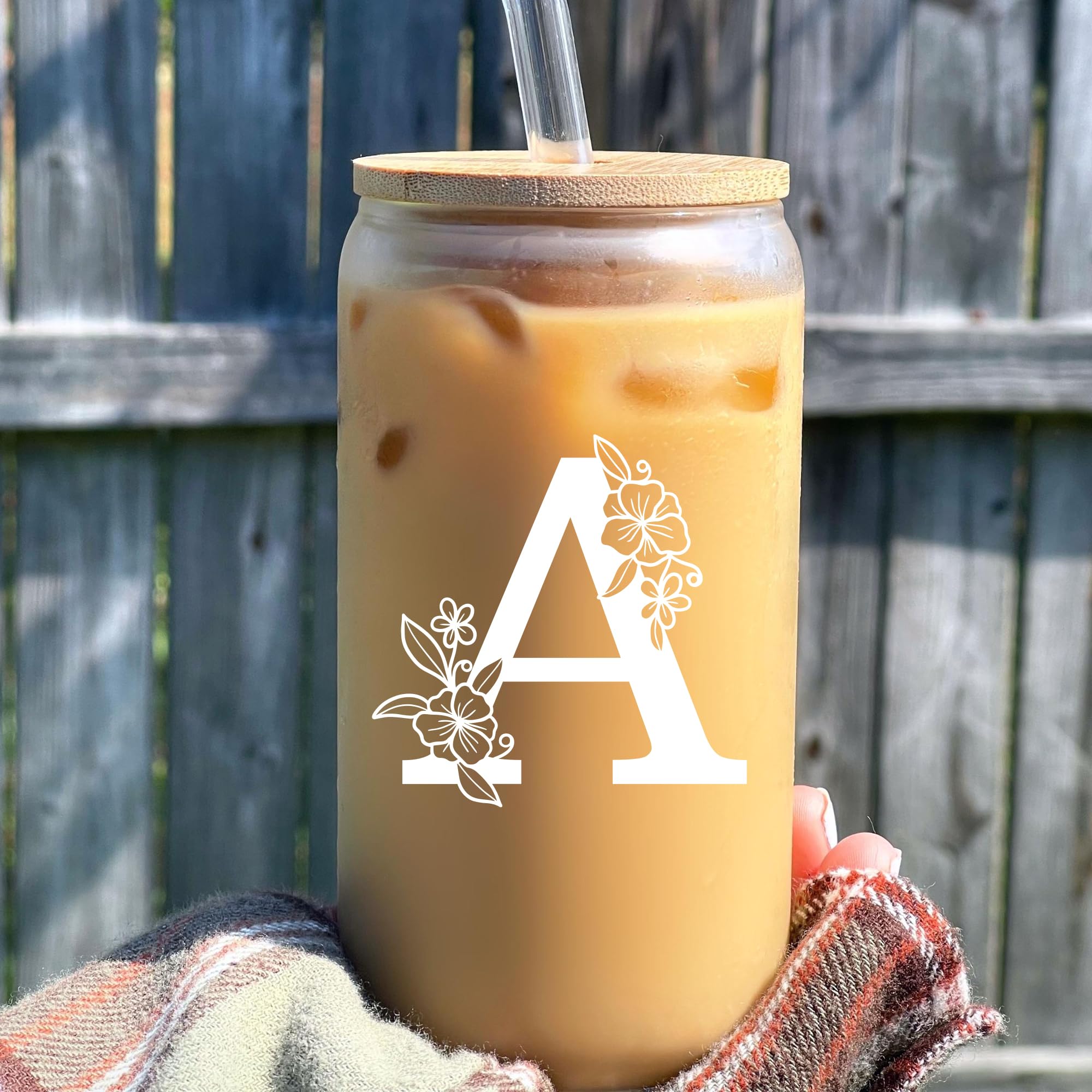 Vaso personalizado, vasos de vidrio con monograma con tapas de bambú y popotes, regalos personalizados para mujeres, vasos de café helado con inicial de bonito diseño, taza de letra personalizada,