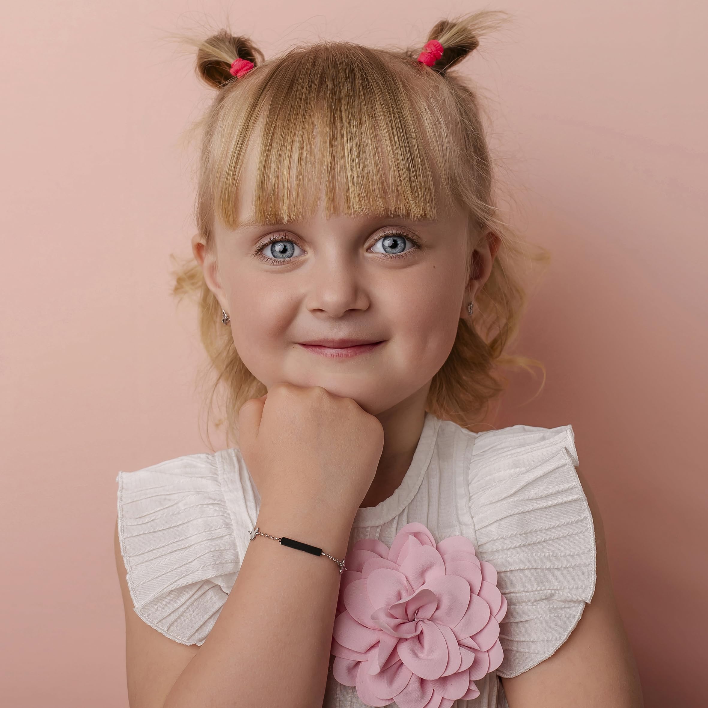 Sakrami Pulsera para Niña en Plata de Ley 925 + Placa Personalizable con Grabado de Nombre + Colgantes Esmaltados de Flor y Mariposa + Idea de Regalo para Nacimiento, Bautizo, Comunión, Cumpleaños