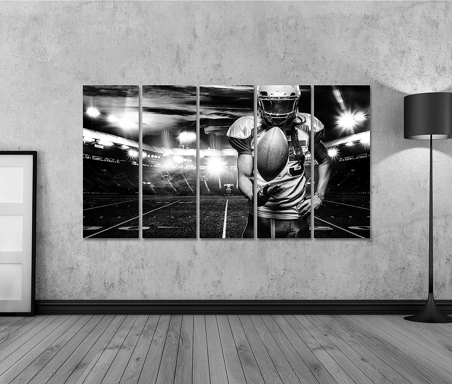 bilderfelix Quadro su tela Casco da giocatore di football americano con palla nello stadio nero bianco - Tela 160x80 cm - 5 pannelli XXL