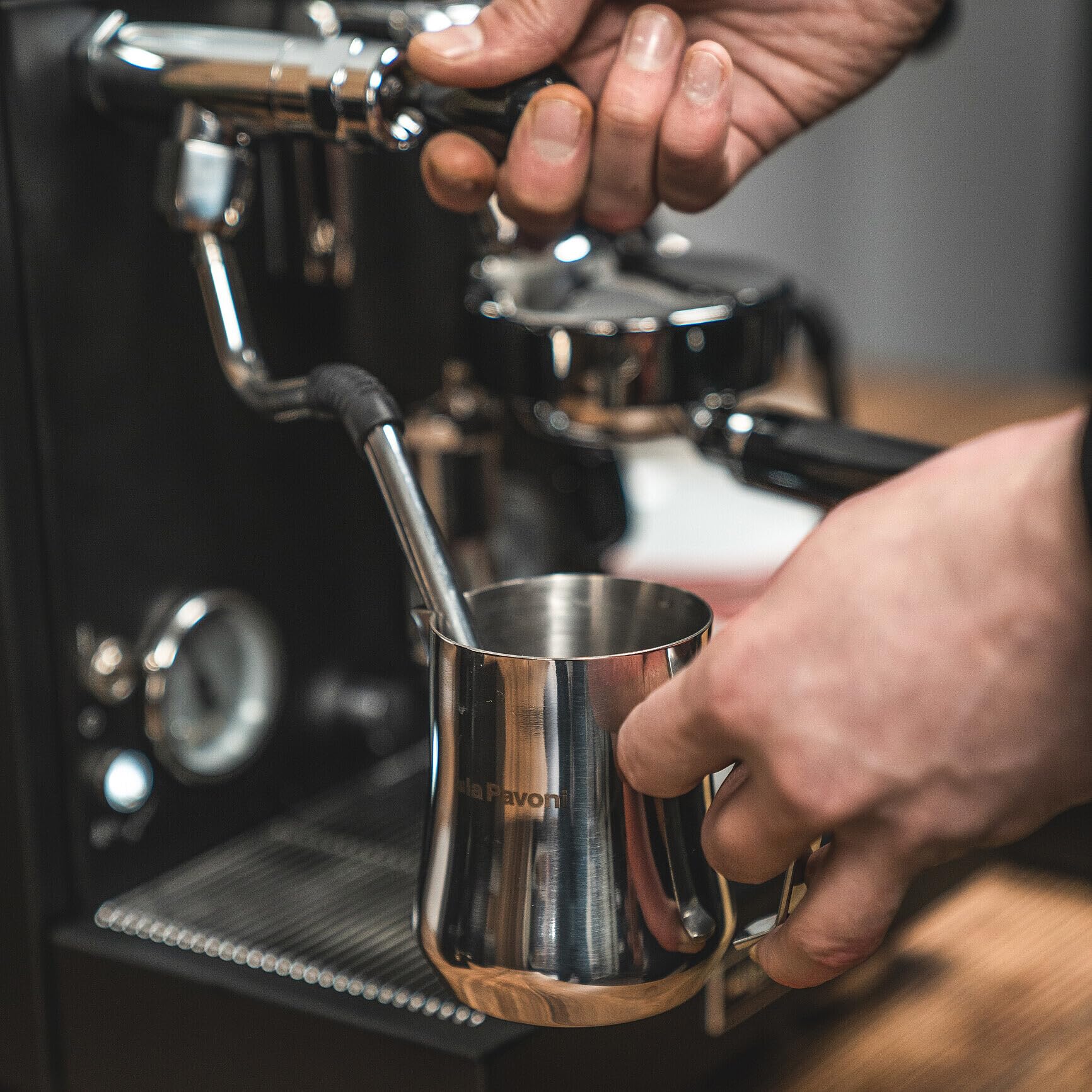 La Pavoni New Cellini Evolution, Macchina Caffè Espresso Semi-Professionale LPSCVB01EU, Caldaia Singola con Scambiatore Calore, con Valvole a Leva, Lancia Vapore e Acqua Calda, 1520 W, Acciaio Nero