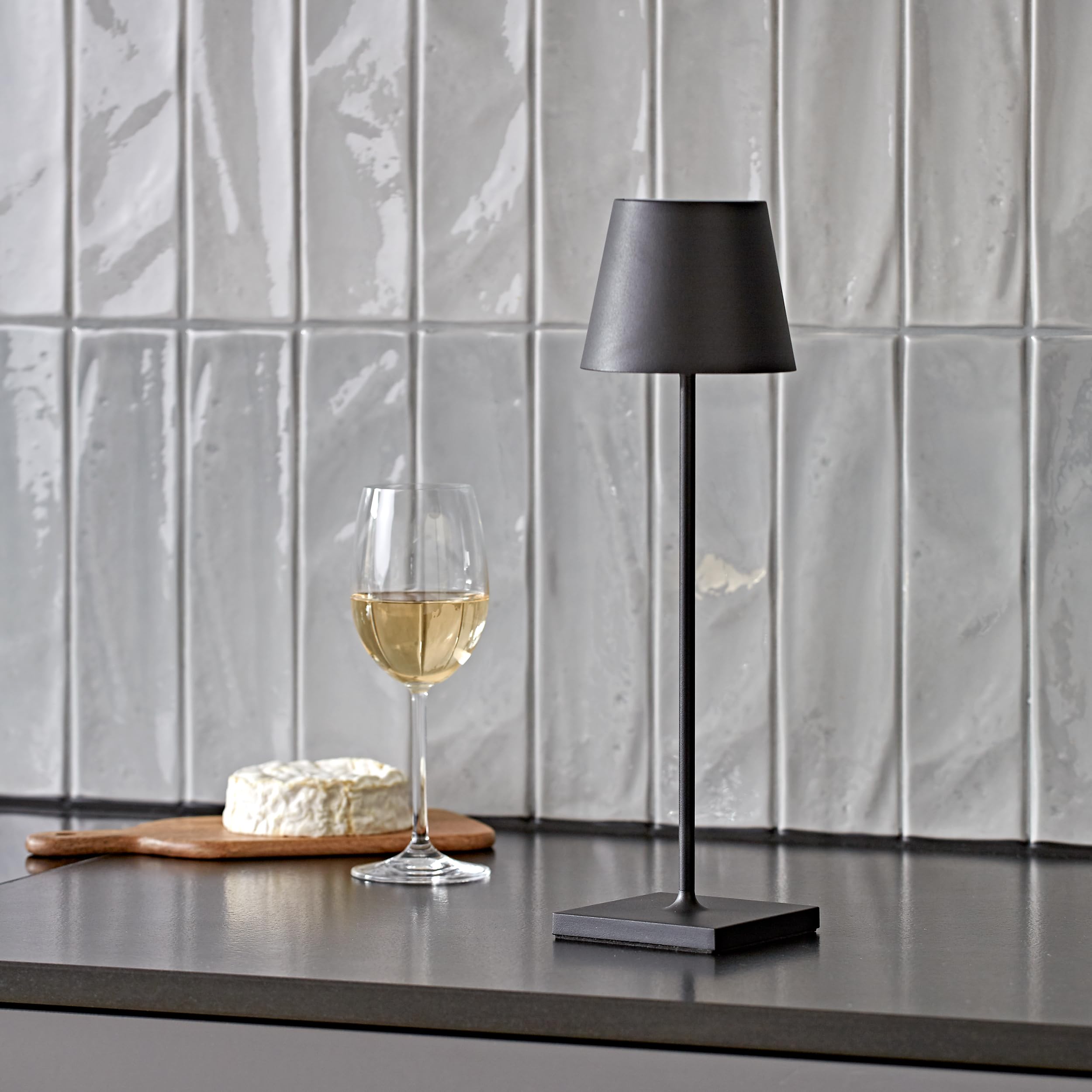 SIGOR Nuindie 2.0 - Dimmbare LED Akku-Tischlampe Indoor & Outdoor, IP54 spritzwassergeschützt, Höhe 38 cm, aufladbar mit USB-C, 12 h Leuchtdauer, nachtschwarz