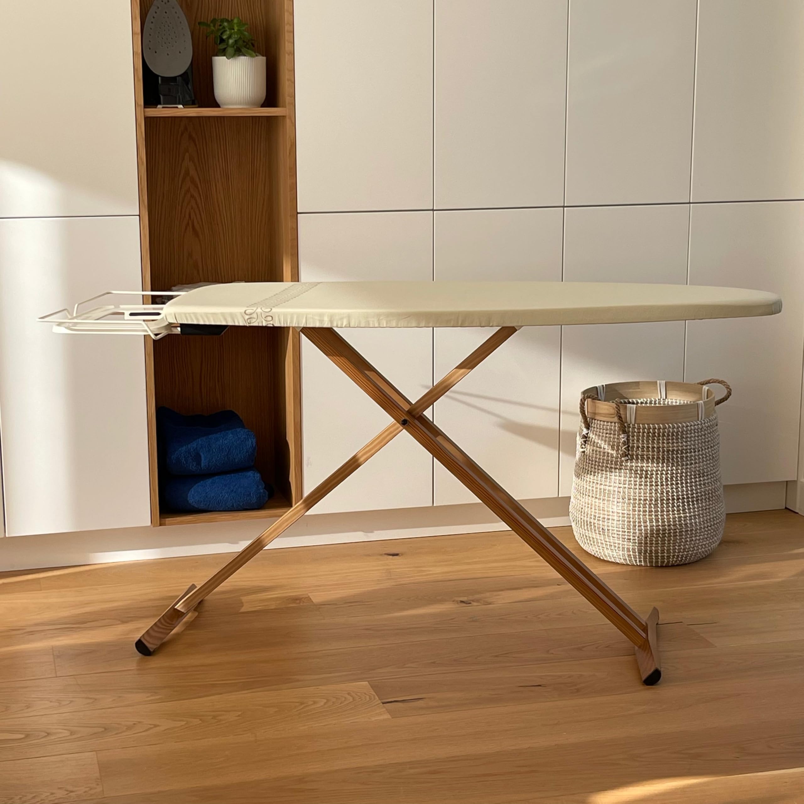 Table à Repasser Taiga en Bois Massif 130x47 cm Hauteur réglable jusqu'à 95 cm avec Repose-Fer et Support Centrale Vapeur