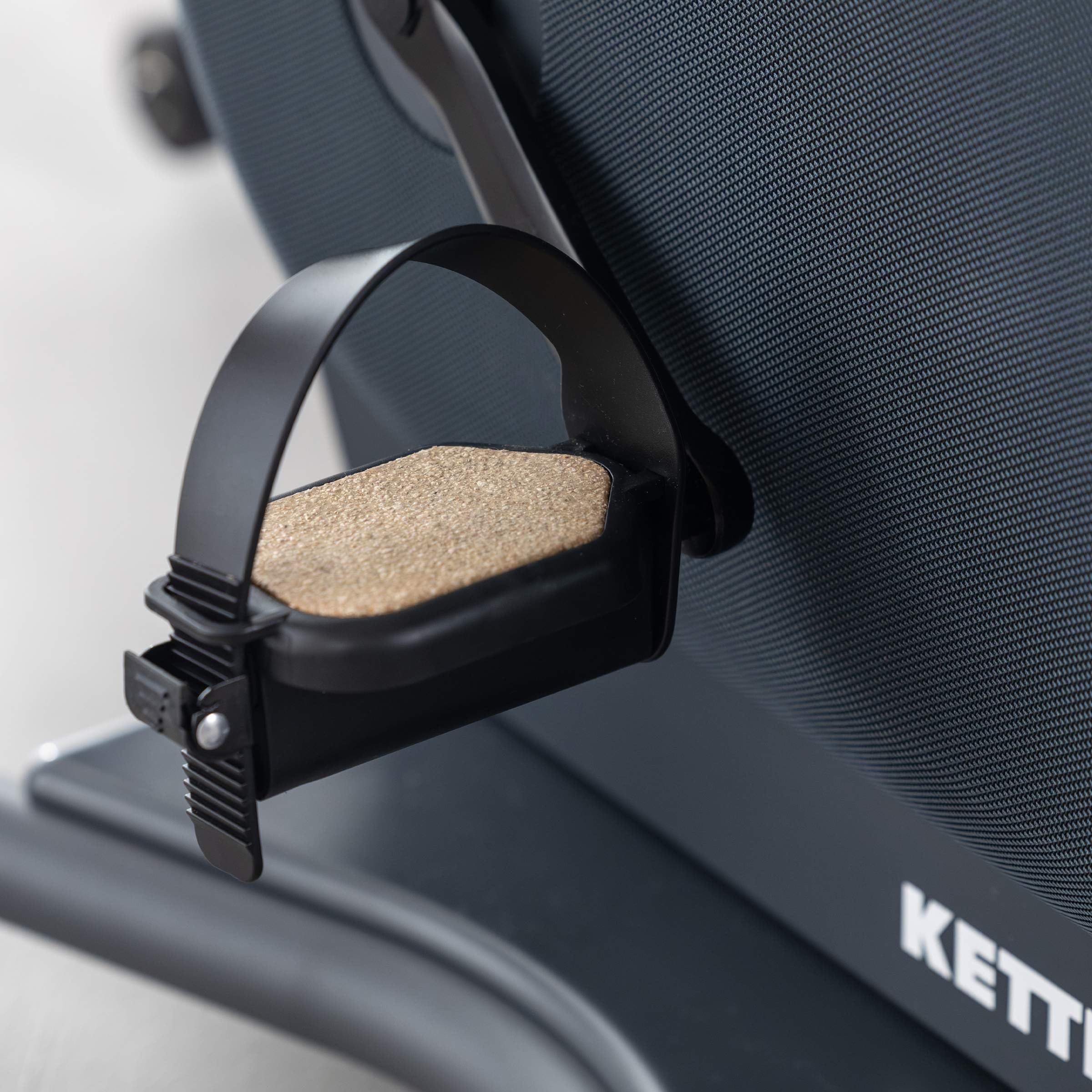 KETTLER SPORT Ergometer HOI TOUR STONE | Induktionsbremssystem mit bis zu 500 Watt Spitzenleistung | 20 Trainingsprogramme, interaktives Training mit Apps