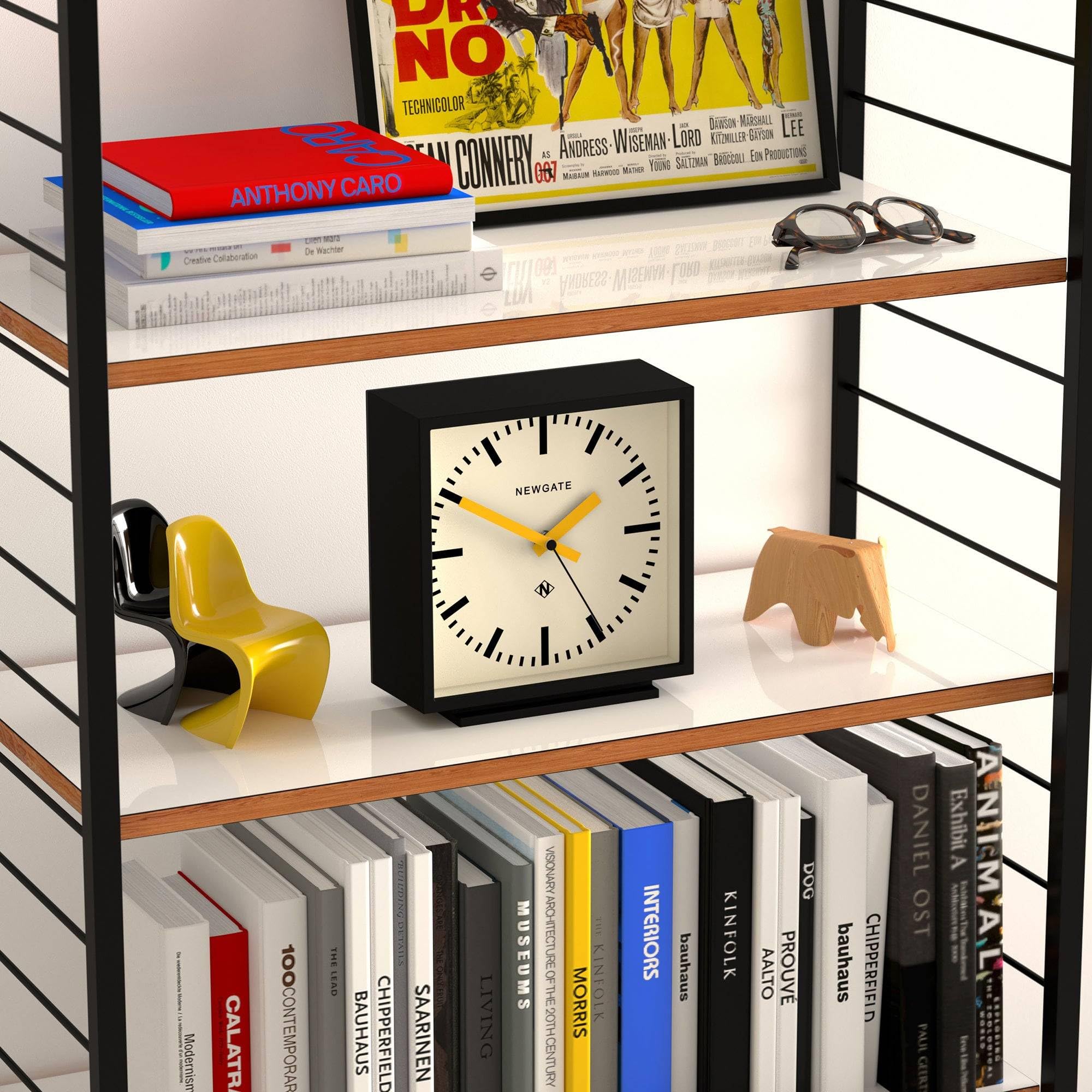 NEWGATE® Amp Reloj de Escritorio | Diseño Cuadrado del Reloj de estación | Caja Negra con Manos Amarillas | Estilo Moderno para Escritorio, encimera, repisa, estantería o mesilla