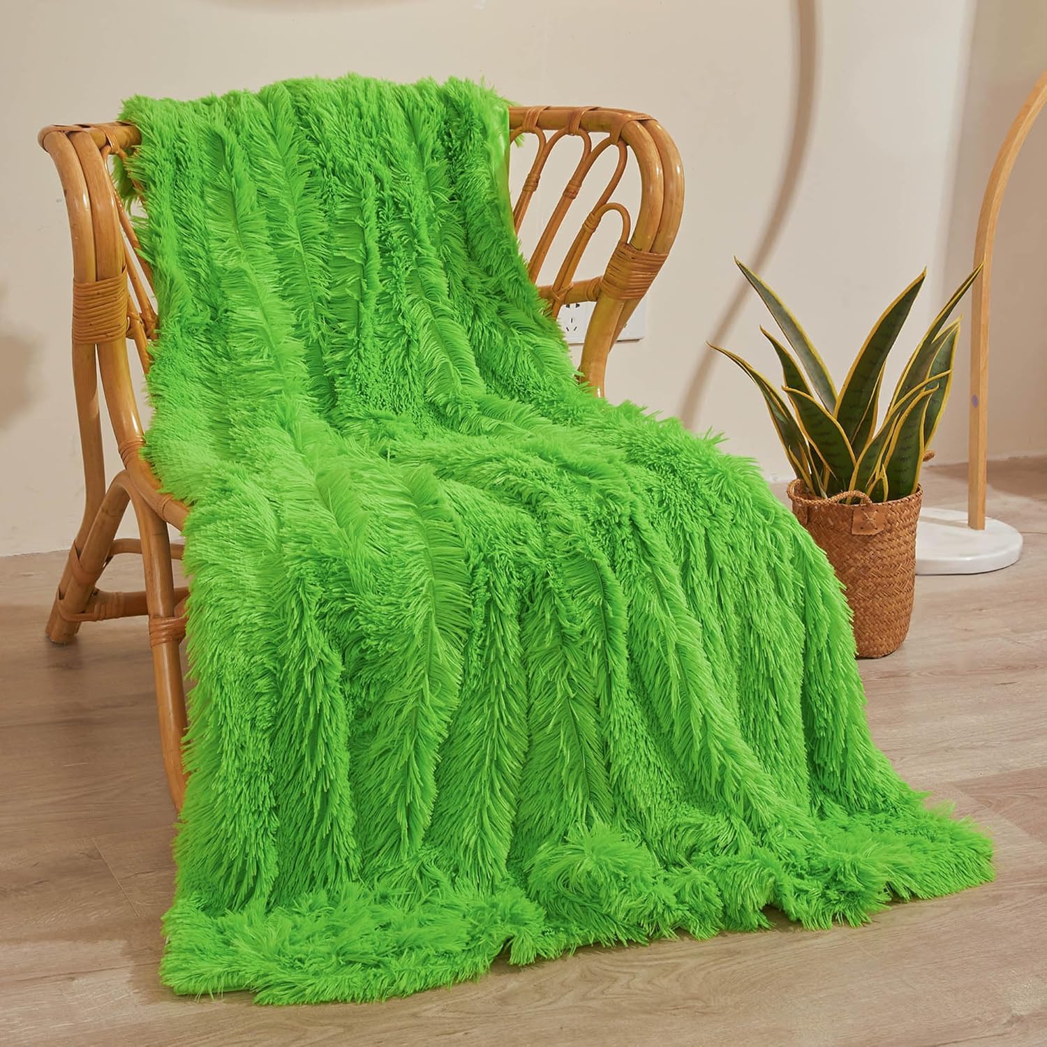XeGe Luxury Faux Fur Throw Blanket, Green Soft 50x60 Fluffy Blanket