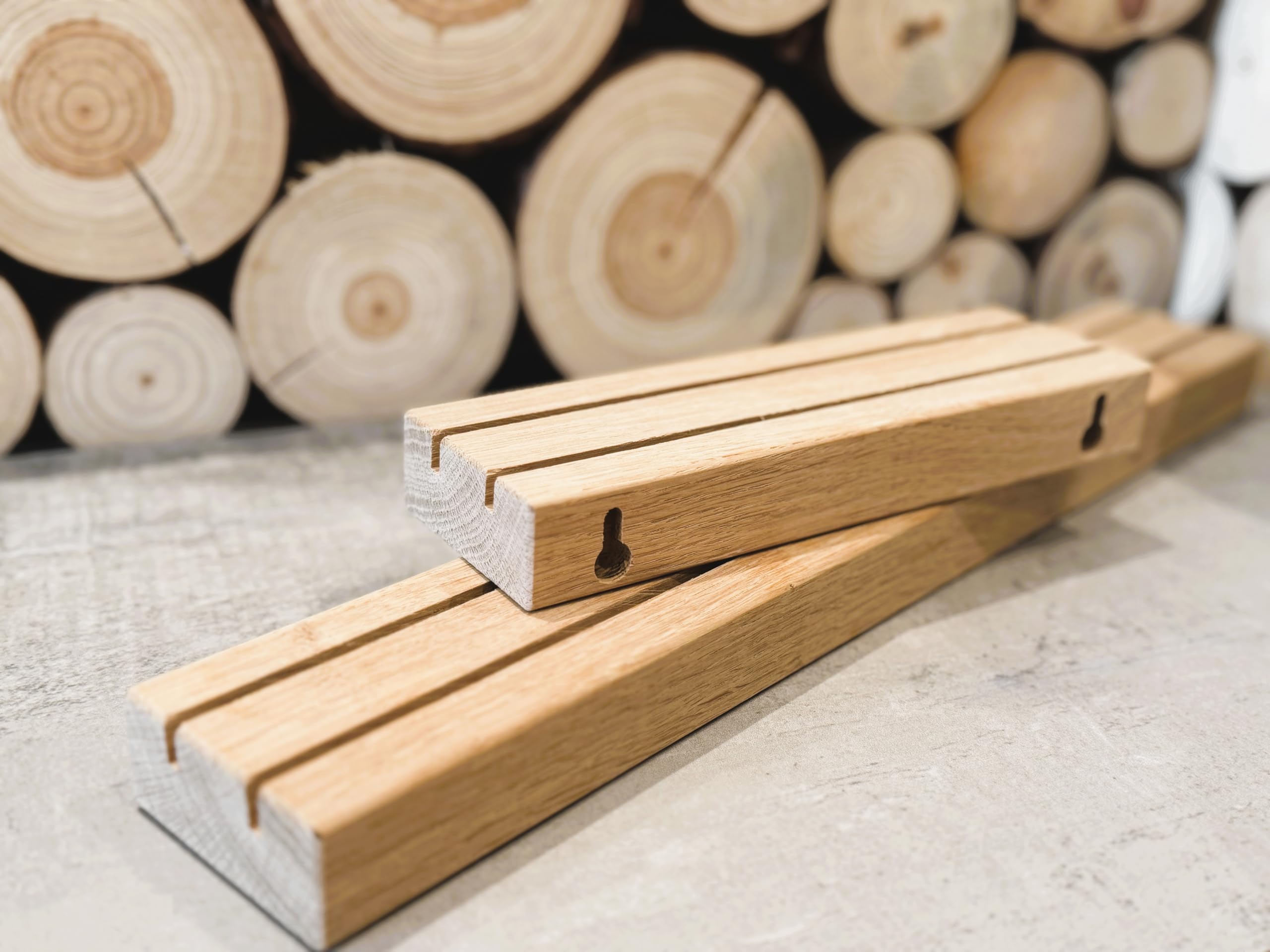 Eichenleiste für Fotos und Bilder, Ideal für Postkarten mit doppelter Nut, Bilderleiste aus naturbelassenen Eichenholz, Fotoleiste als Regal (60 cm)