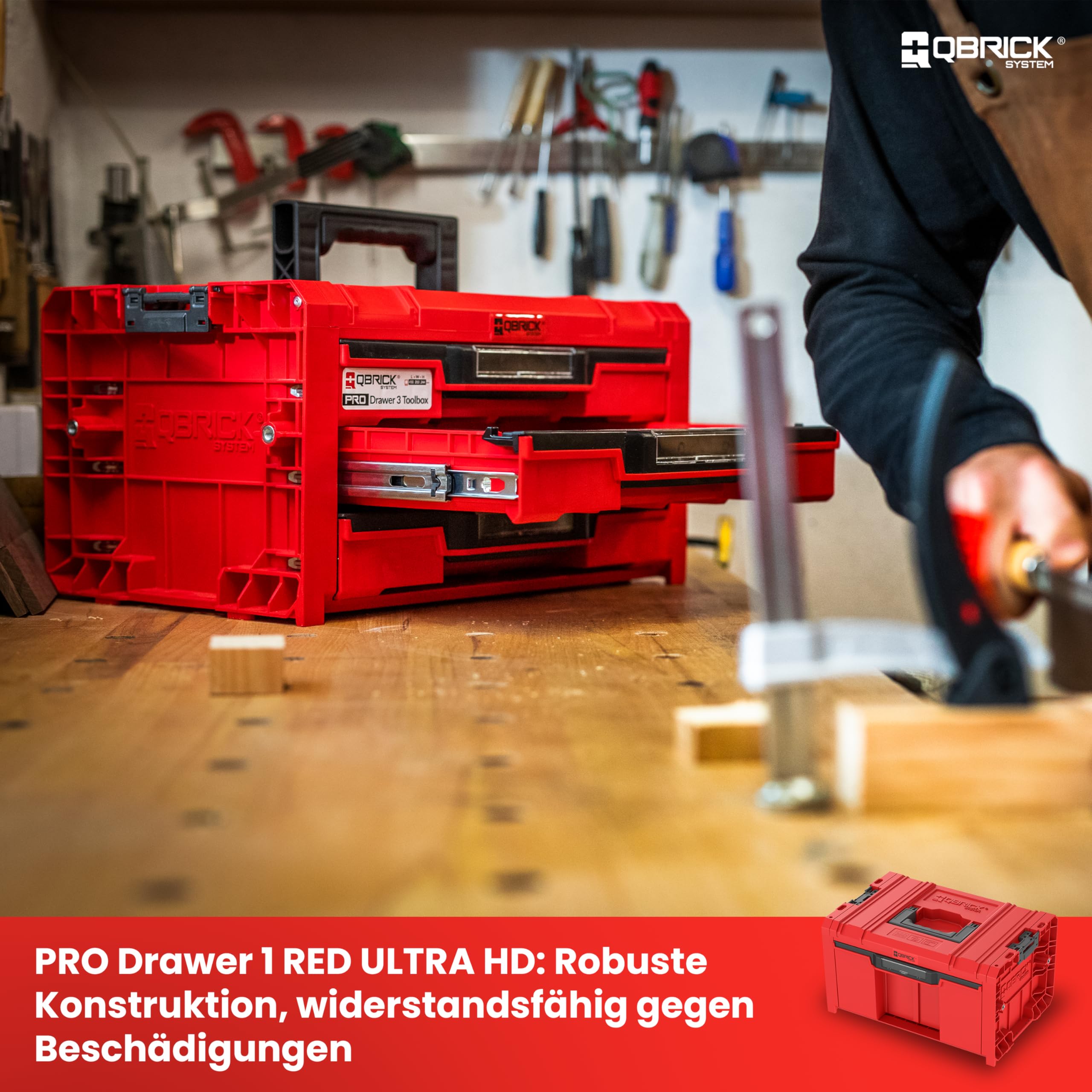 Extra robuste Schublade für schwere Werkzeuge – Der Werkzeugkoffer bietet eine tiefe, voll ausziehbare Schublade auf Metallschienen, ideal für sperrige Elektrowerkzeuge und Handwerkzeuge.