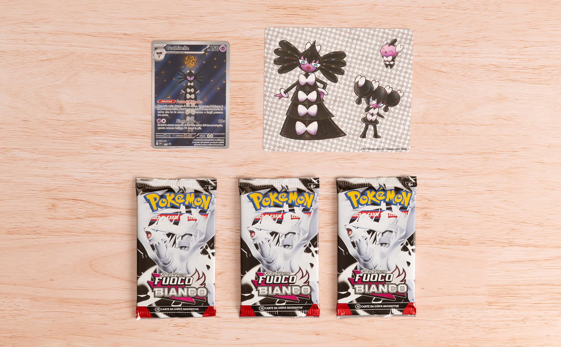 Pokémon: collezione con adesivi (Gothitelle) dell’espansione Scarlatto e Violetto - Fuoco Bianco del GCC (carta promozionale olografica e tre buste di espansione)