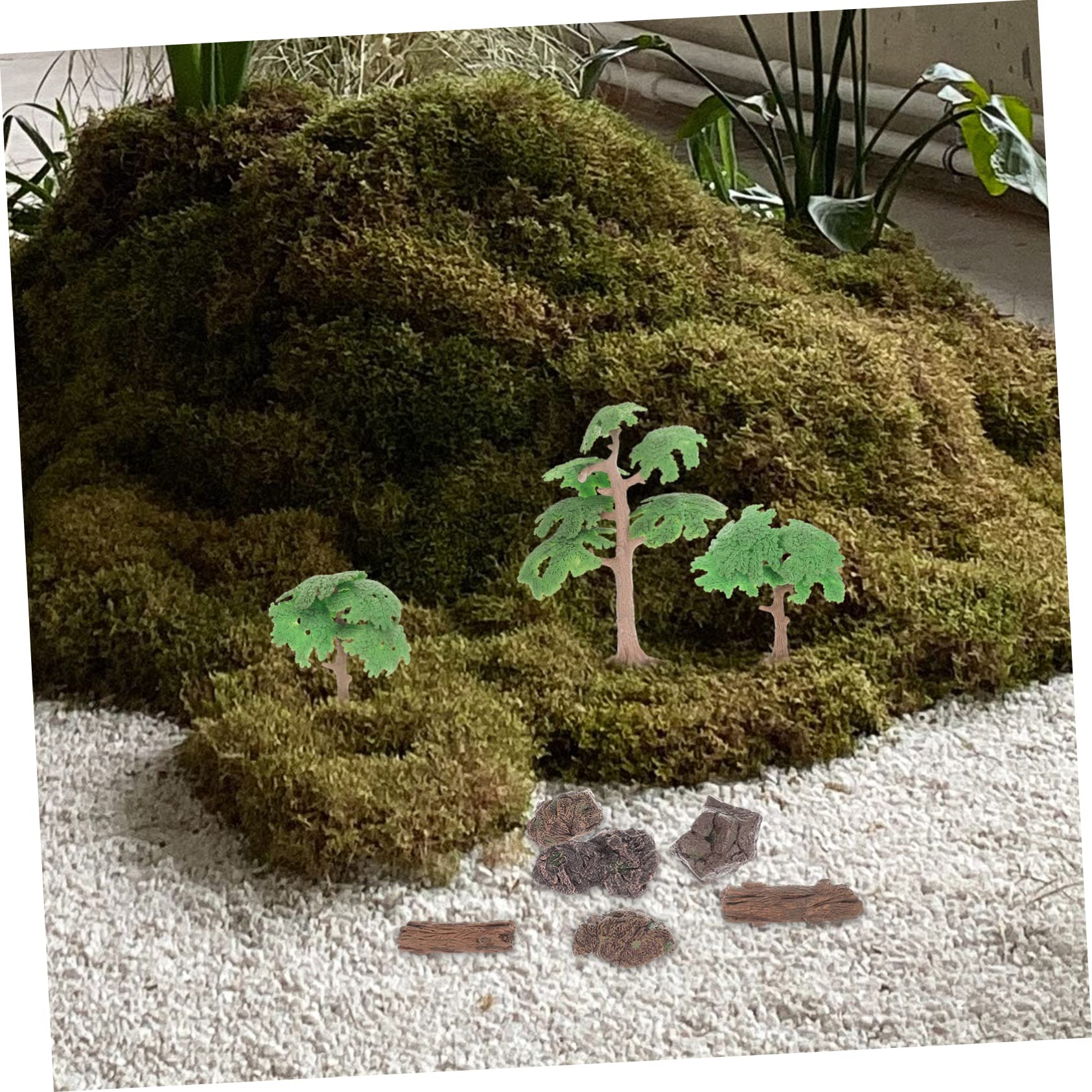Paisaje En Miniatura Con Tocon De árbol Cubiertos De Musgo Y