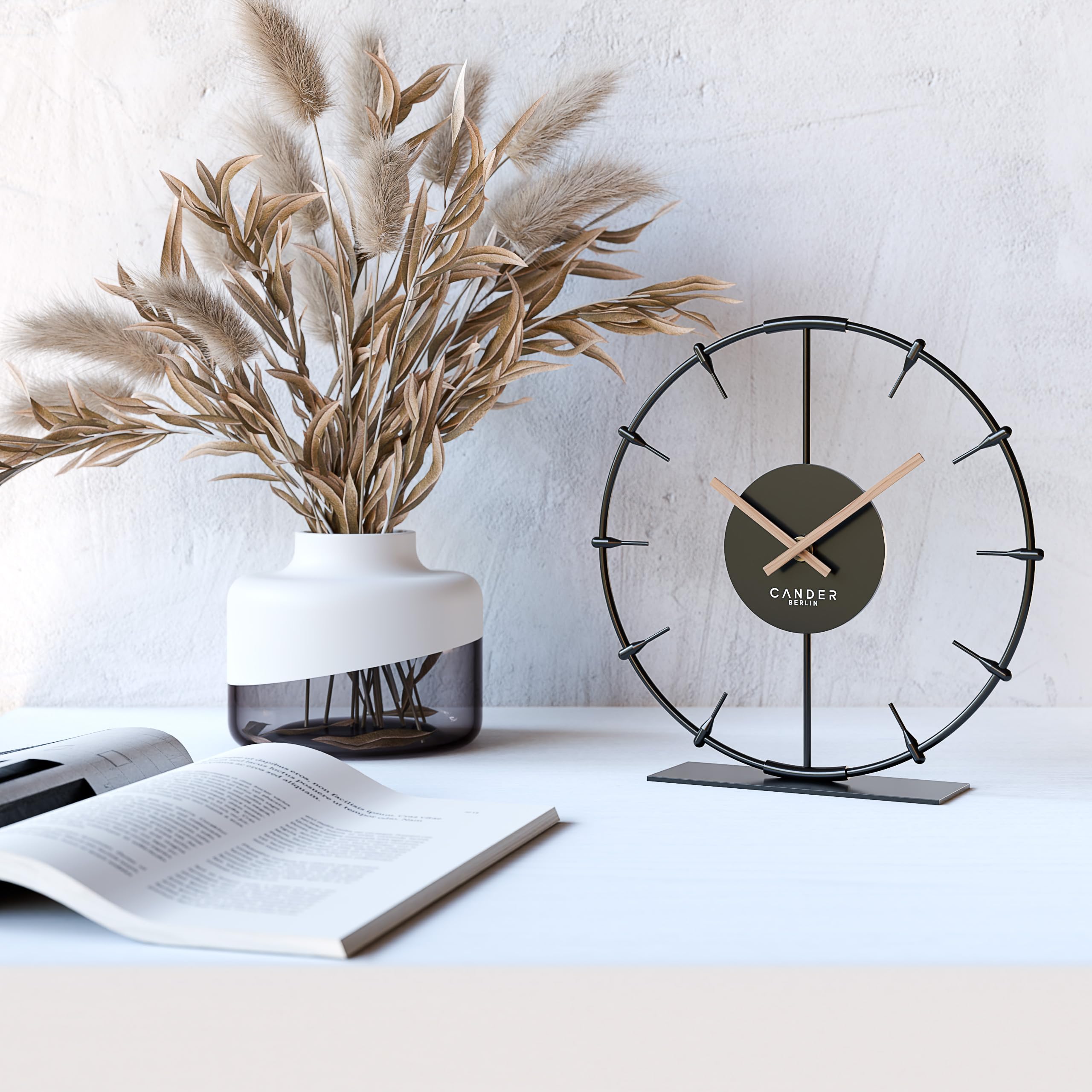 Cander Berlin Ilmera Reloj de mesa silencioso de 22 cm, metal, manecillas de madera, sin ruido de tictac, moderno, negro, salón, cocina, vintage