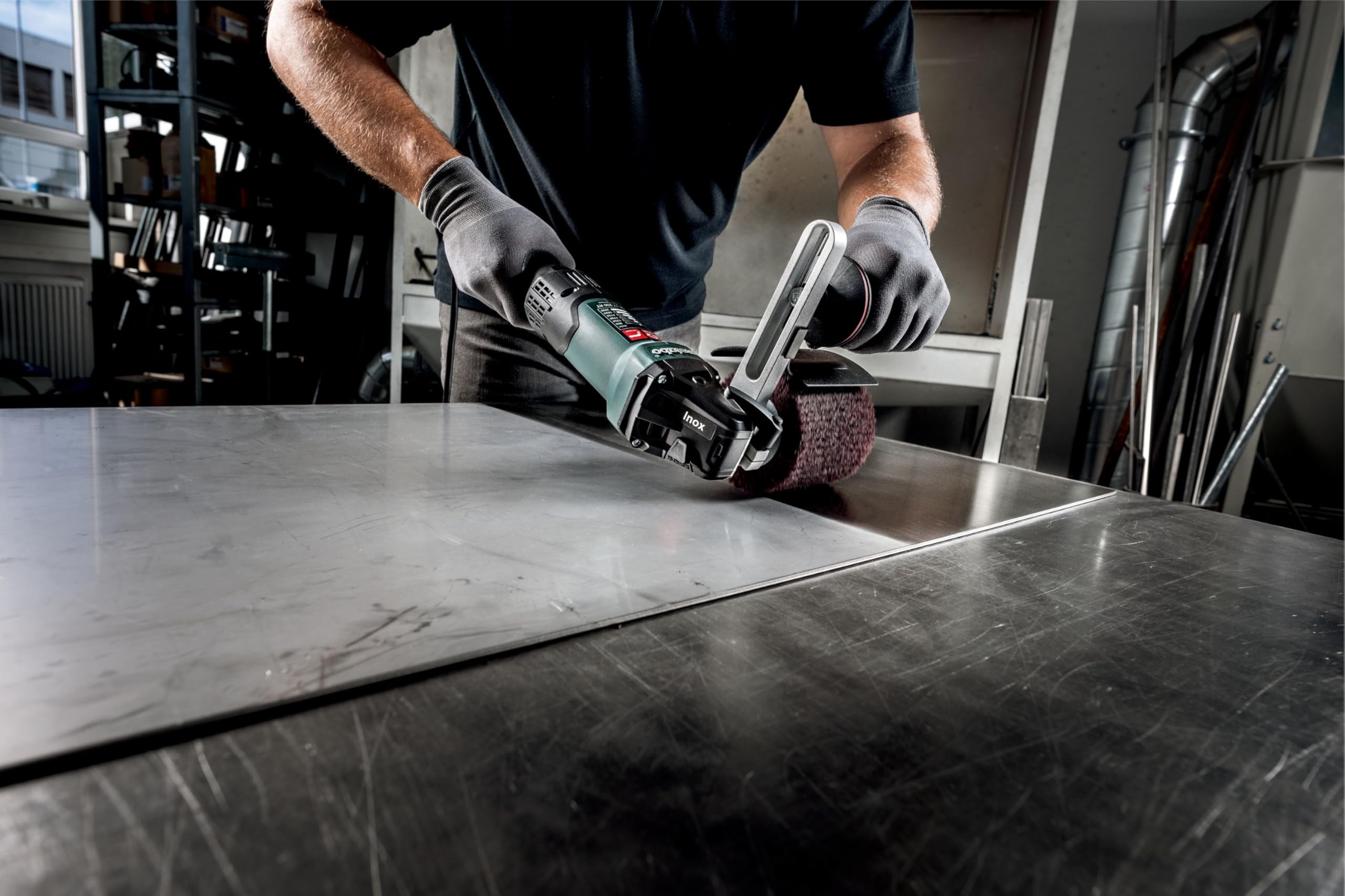metabo Satiniermaschine SE 17-200 RT, 1700 W Schleifer für Edelstahl | 17 Nm Drehmoment, 800–3000 U/min, VTC-Elektronik für konstante Last, inkl. Zusatzhandgriff, werkzeugloser Zubehörwechsel