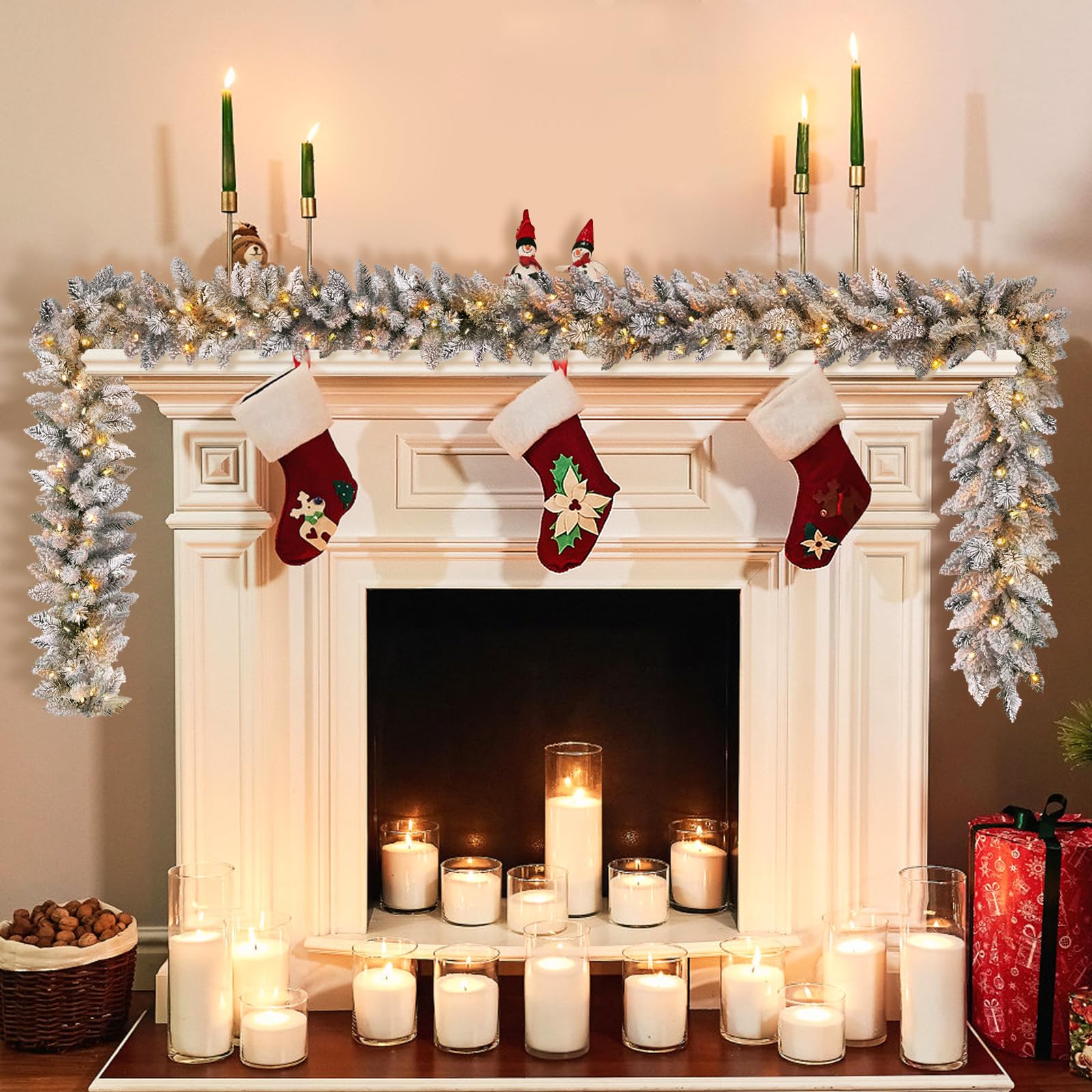 KOIUEYW Guirlande de Noël artificielle à paillettes avec LED chaudes pour cheminée, escaliers, décoration de fête en plein air, neige floquée - 2,7 m