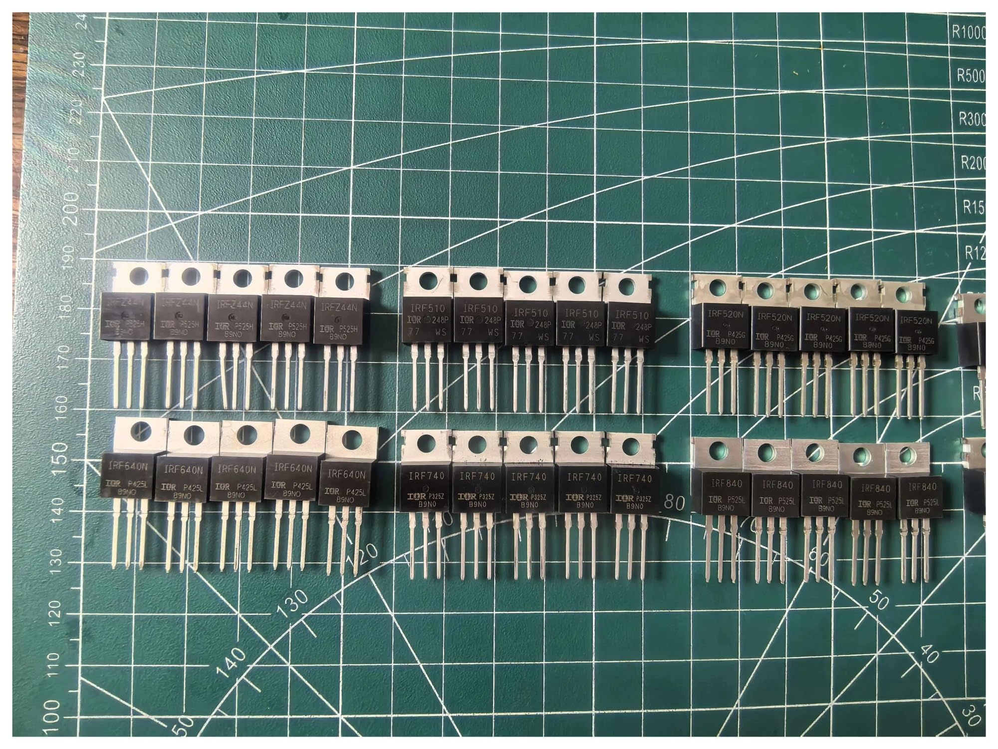 Kit MOSFET 50PCS TO-220 10 valores | Surtido de transistores de potencia IRFZ44N IRF540N IRF3205 IRF640N