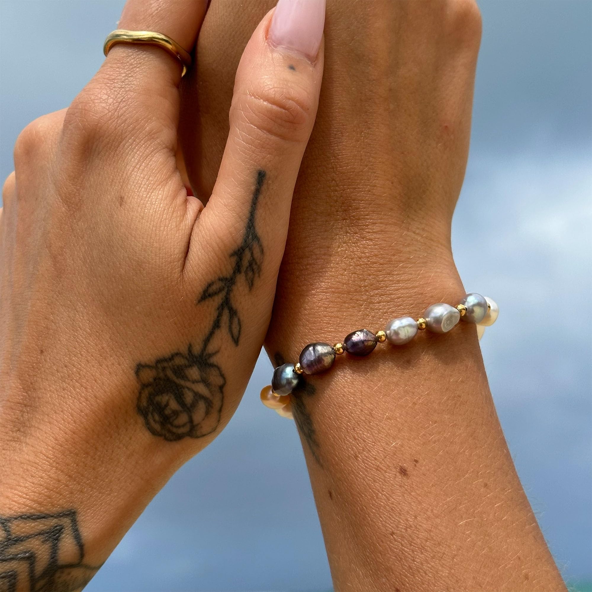 Purelei Pearly Damen Armband – verstellbares Armband mit echten Keshi-Süßwasserperlen in Weiß, Grau, Schwarz & Rosé – Edelstahl 18K vergoldet, rosévergoldet oder silber