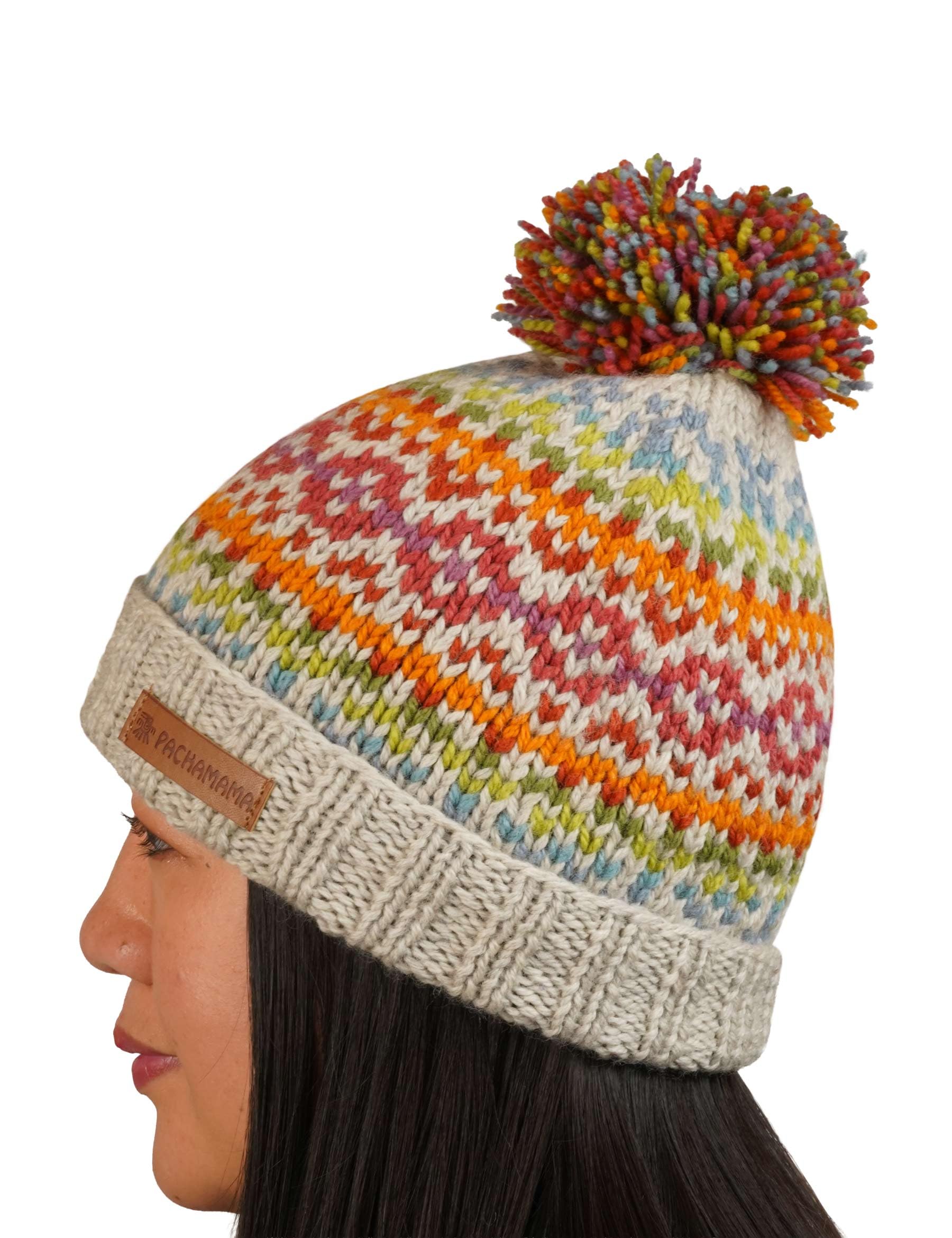 Pachamama Kobiety 100% czysta delikatna wełna merynosowa czapka bobble czapka ręcznie robiona Fairisle kolorowa jeden rozmiar ręcznie robiona miękka ciepła oddychająca odprowadzająca wilgoć