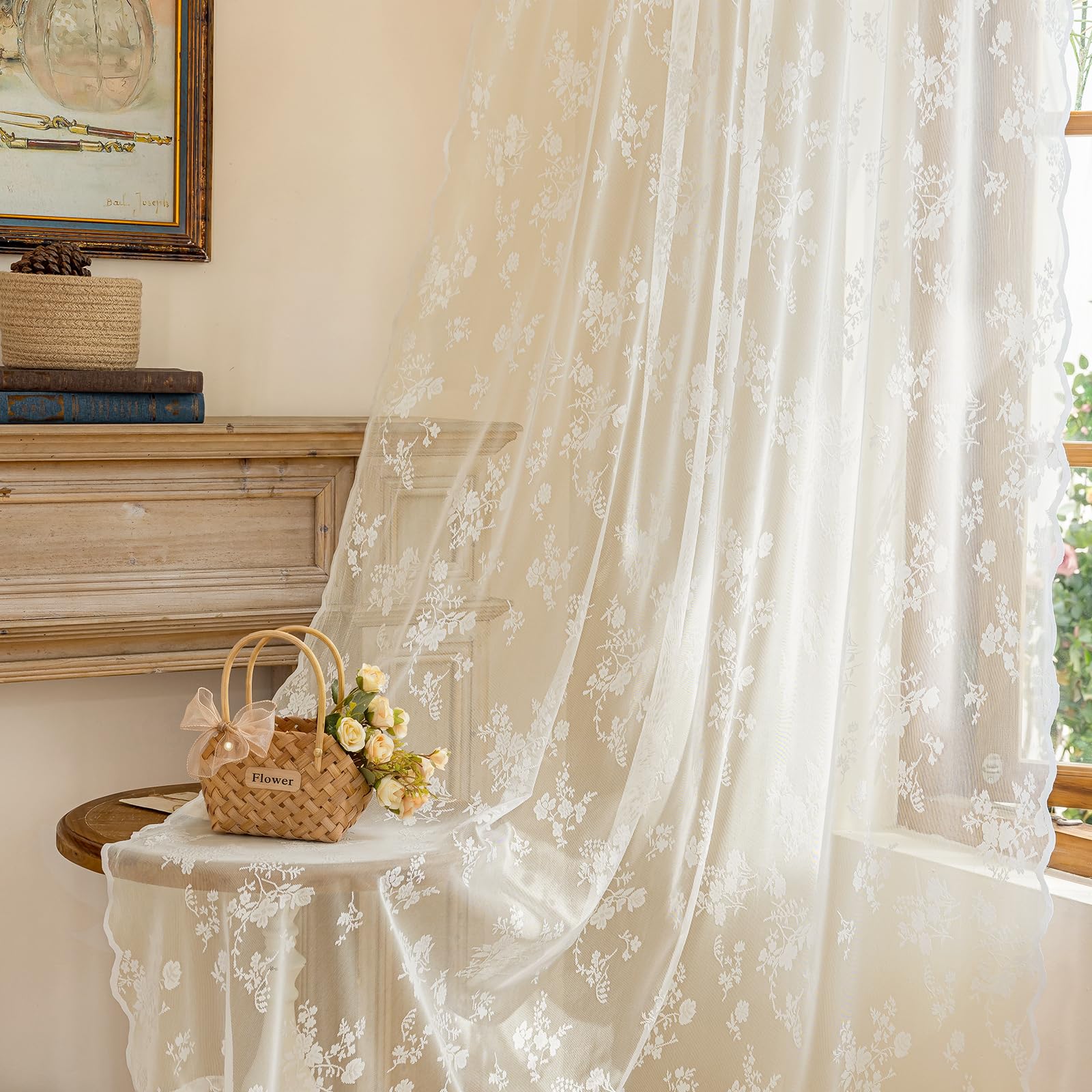 Tenda in pizzo con fiori ricamati