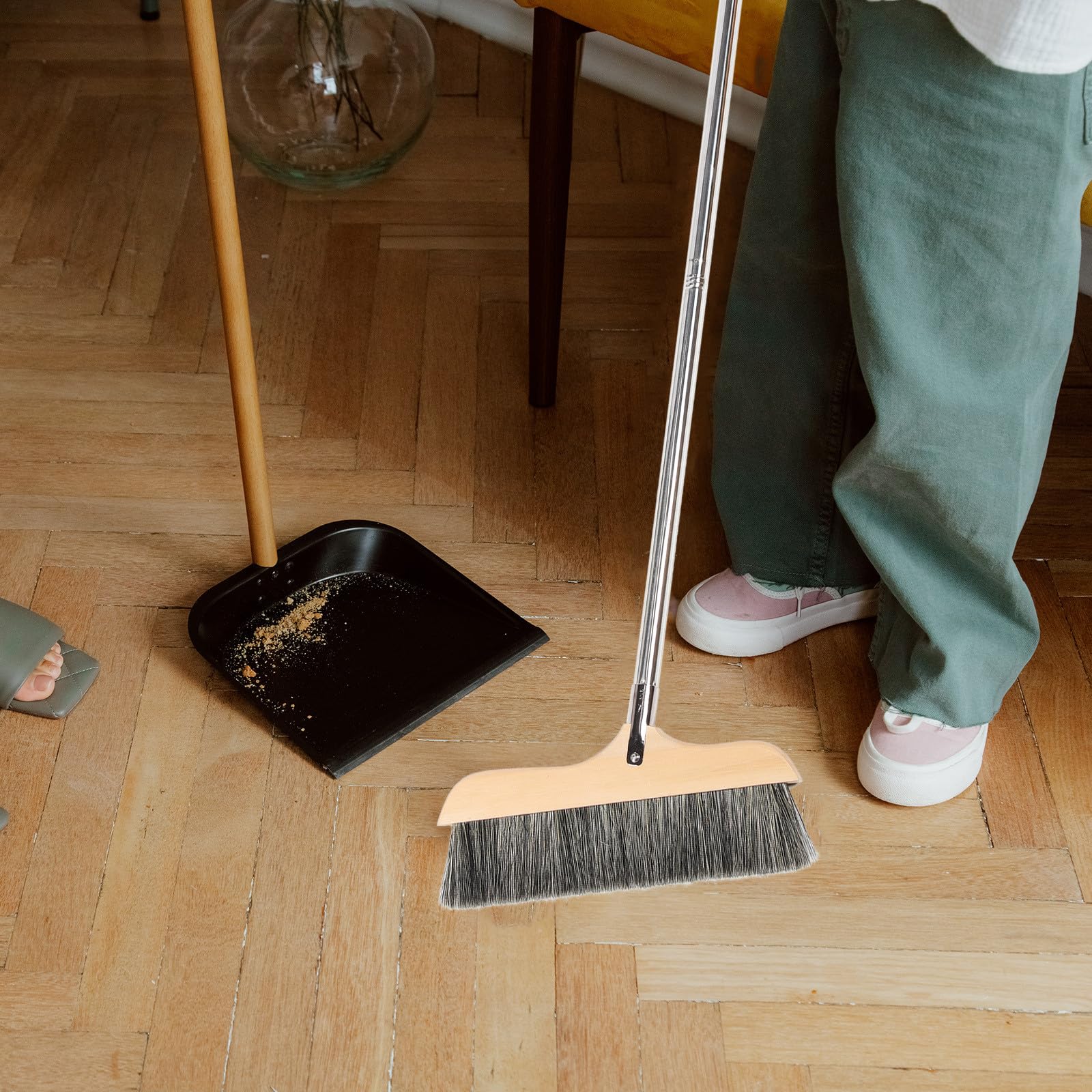Abaodam Scopa in Legno Setole Morbide Antistatiche, Asta in Acciaio Inox Manico, Scopa Domestica per Pavimenti, Tappeti e Superfici Piastrellate, per Cucina e Camera da Letto