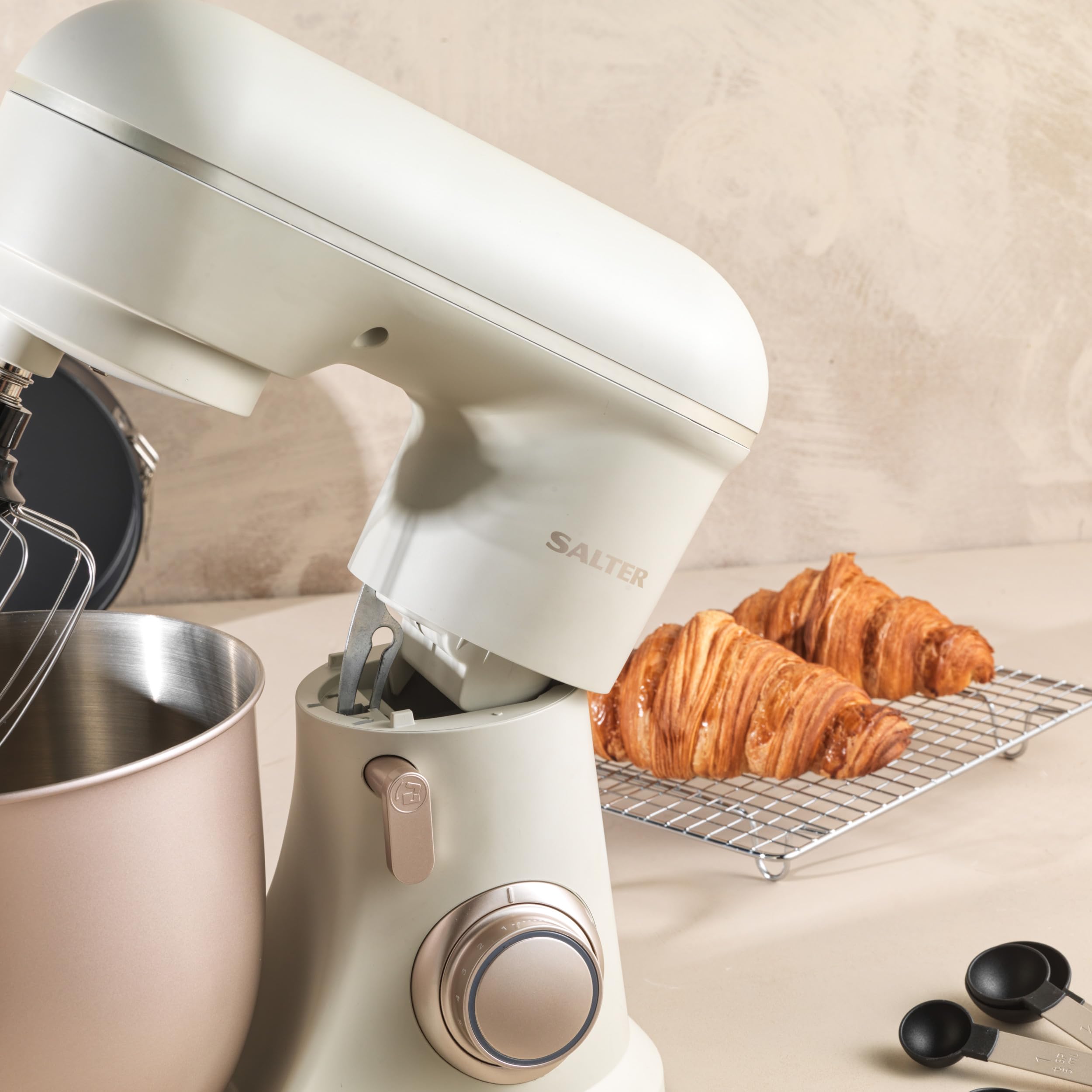 Salter EK5511SBOVDE Elektrische Standmixer - Rührer mit 4 Liter Rührschüssel, 10 Geschwindigkeitseinstellungen mit Pulse-Funktion, Abnehmbar Spritzschutz, Rührbesen, Teigknete- und Rühraufsatz, 1300W