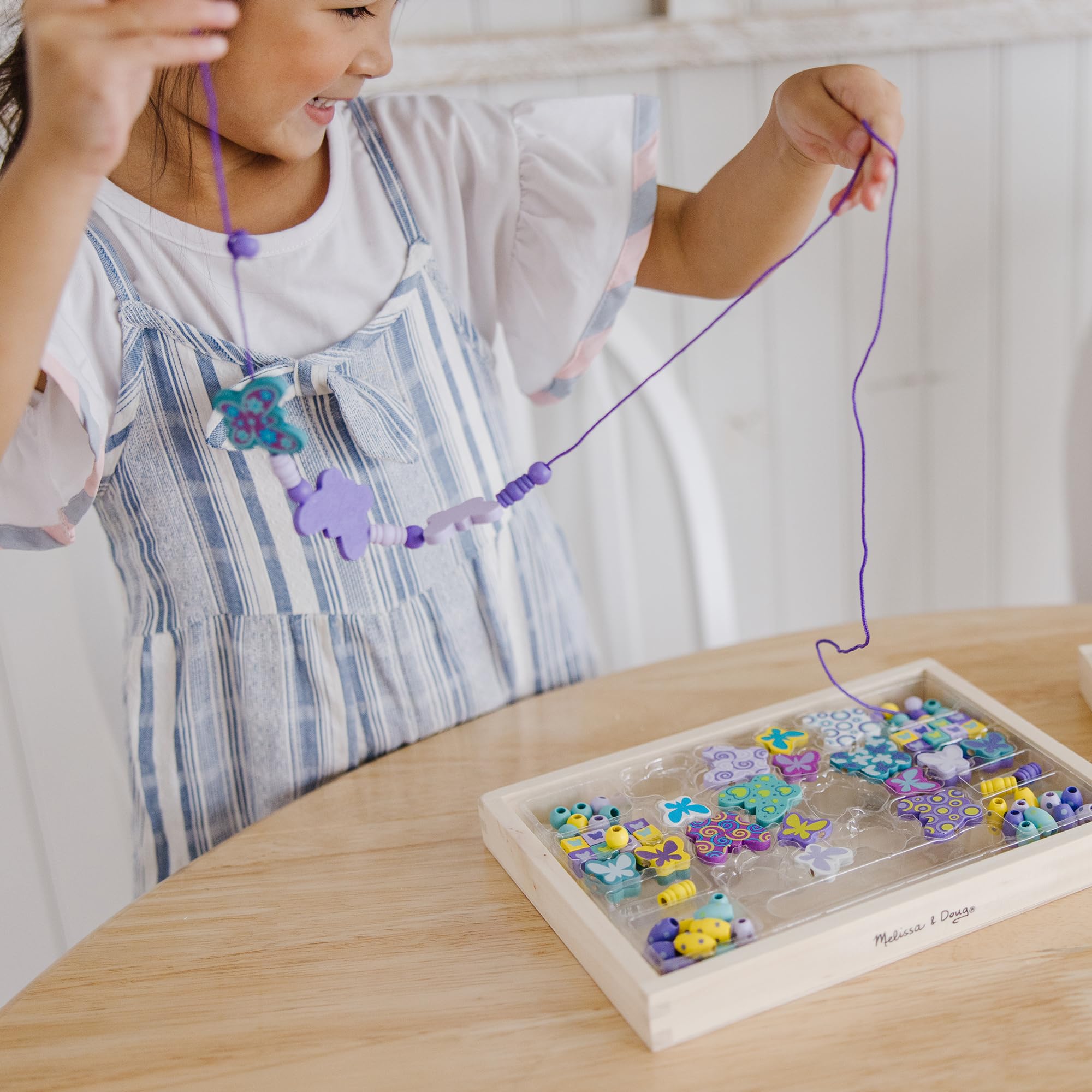 Melissa & Doug - Holzperlen-Set Schmetterlinge, 120 Perlen, Für das Designen von Armbändern und Schmuck, Für Kinder ab 4 Jahren