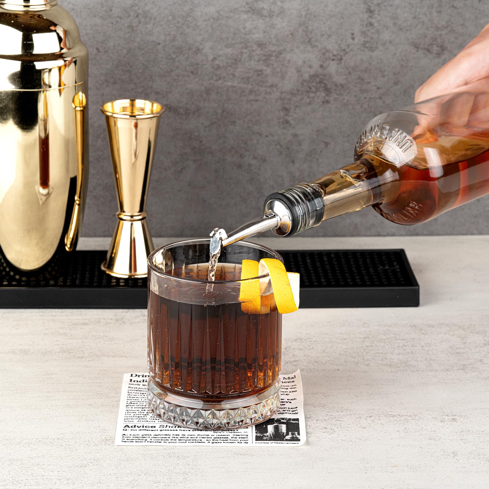 Restaurantware Bar Lux - Vertedor de velocidad de 4.3 x 1 x 1 pulgadas, 1 vertedor de botellas resistente, diseño cónico, versátil vertido rápido de líquidos, boquilla de vertido de licor de acero