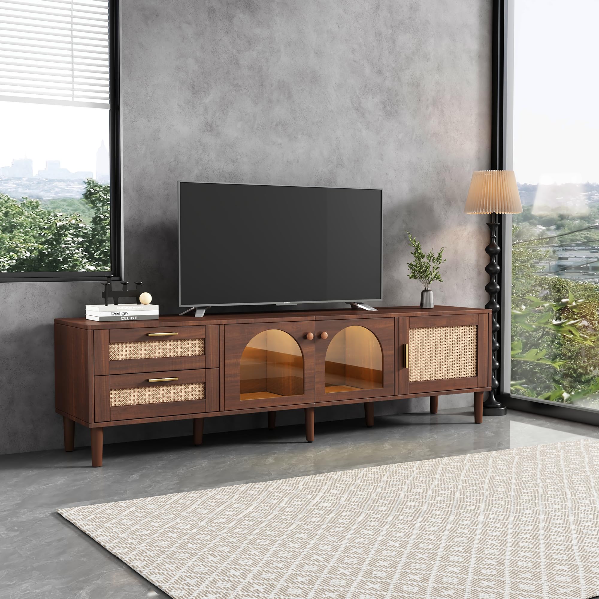 TIZZ Mueble de TV de 180 cm marrón para televisor de 80 pulgadas con 2 cajones de ratán, 2 puertas de cristal arqueadas, 1 puerta de ratán, iluminación LED, salón, almacenamiento elegante