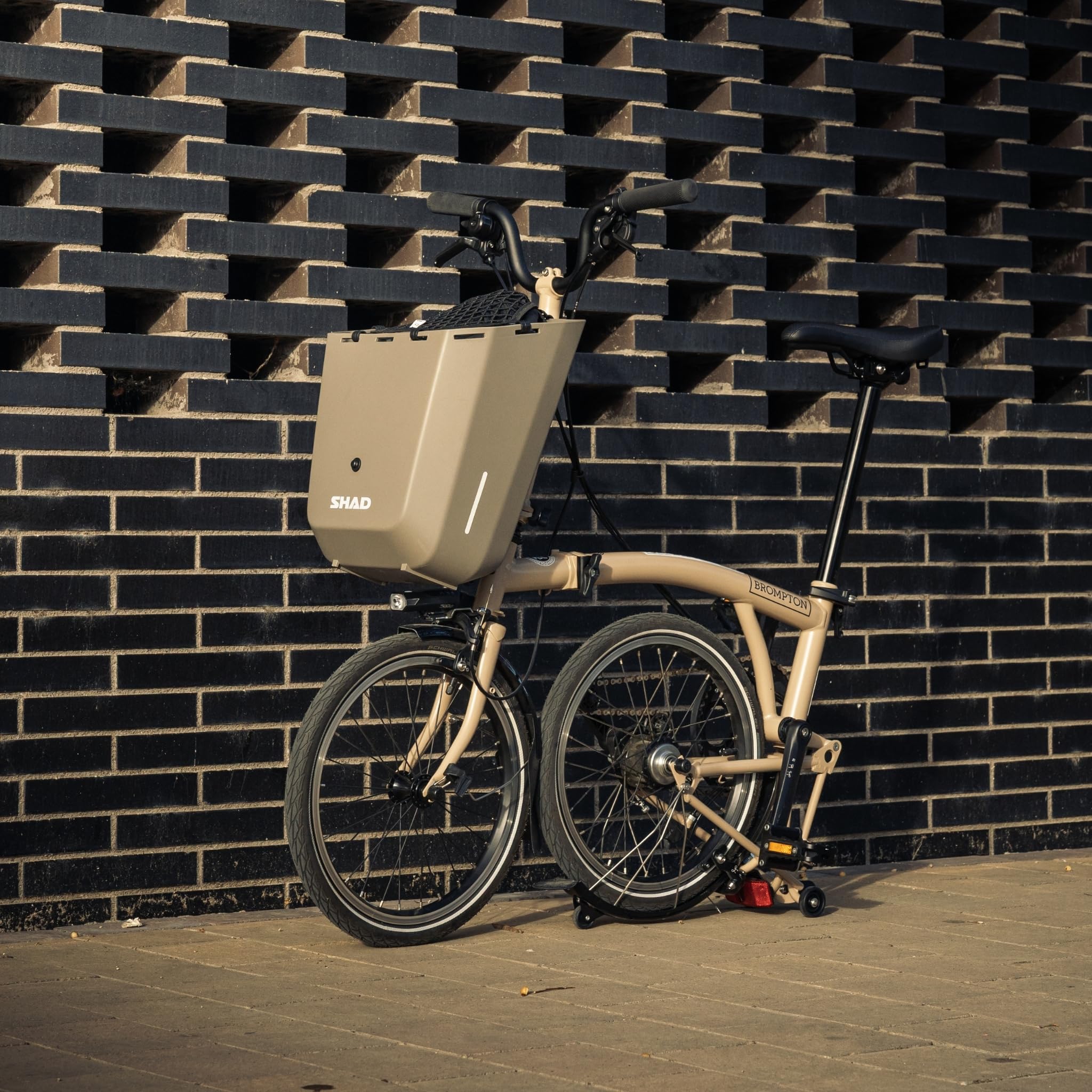 SHAD Bikes - Alforja Rígida Bicicleta Brompton 20L | Maleta Frontal Urbana | Bolsa para Brompton | Alta Resistencia al Impacto (Florence Cream)