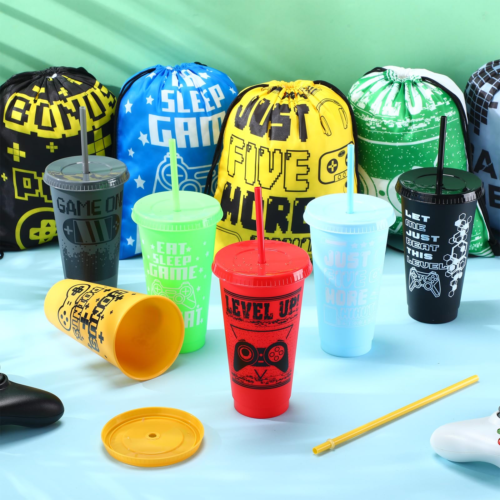 Mifoci Juego de 24 vasos de plástico para videojuegos con tapas y popotes con mochila con cordón para videojuegos, vaso reutilizable de 24 onzas con tapa y popote con bolsa con cordón para fiestas de