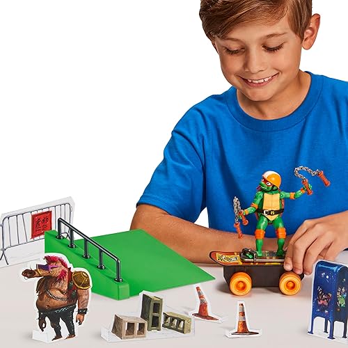 Miniatura 7 de Teenage Mutant Ninja Turtles Mutant Mayhem Michelangelo en una patineta con accesorios de Playmates Toys - Exclusivo de Tienda