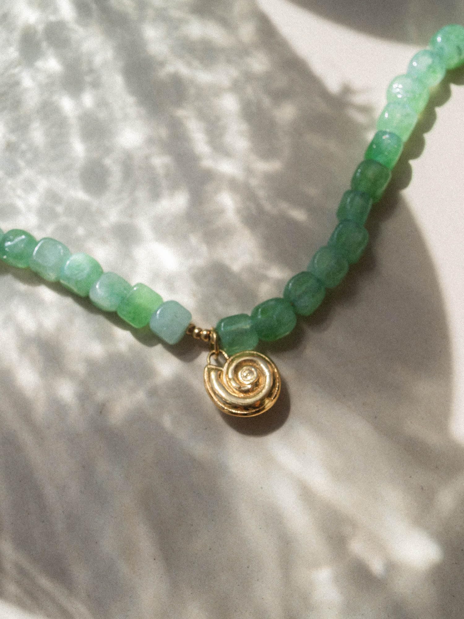Purelei Sundial Shell Jade - Collar ajustable con perlas de jade auténticas y colgante de concha (35 – 40 cm) – Cadena de piedras preciosas de acero inoxidable chapado en oro de 18 quilates, chapado