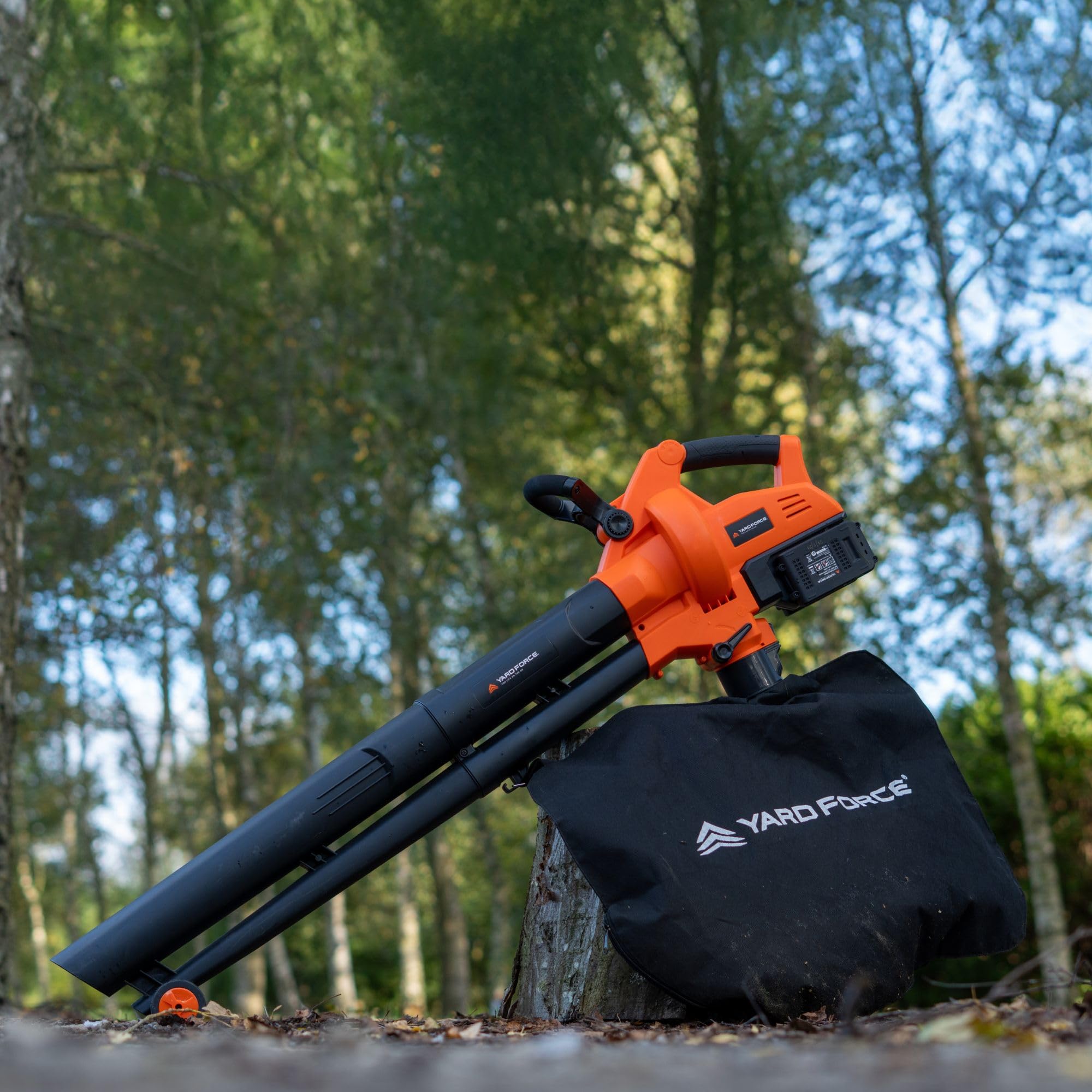 Yard Force LB C20C - Soplador de hojas inalámbrico y aspiradora de 40 V - Herramienta de jardín 3 en 1 con bolsa de recolección de 45 L, función de mantillo, velocidad variable, 2 baterías de 20 V/4.0