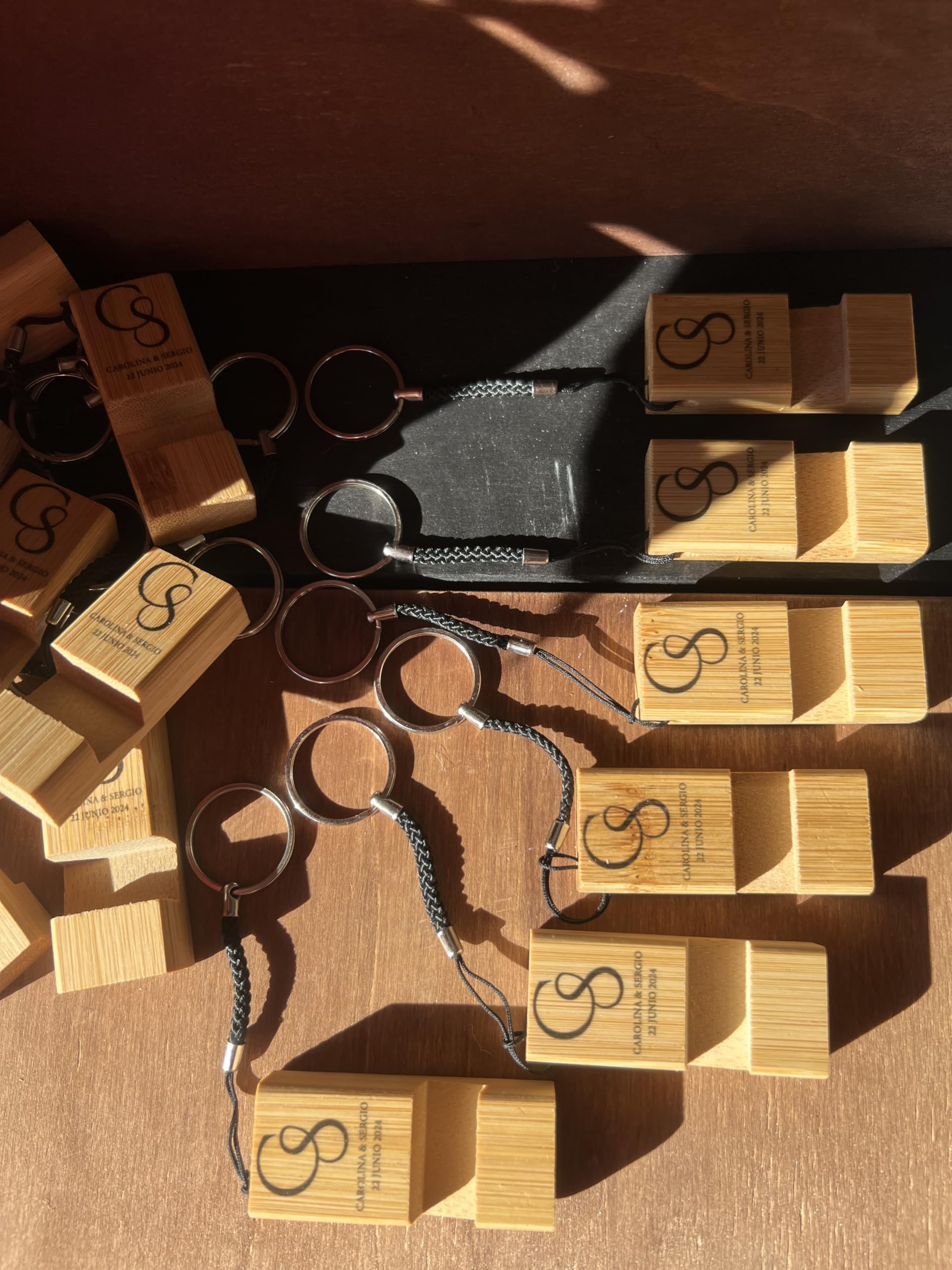 Uvimark - Set 25 Llaveros Personalizados Soporte Móvil Madera para Eventos