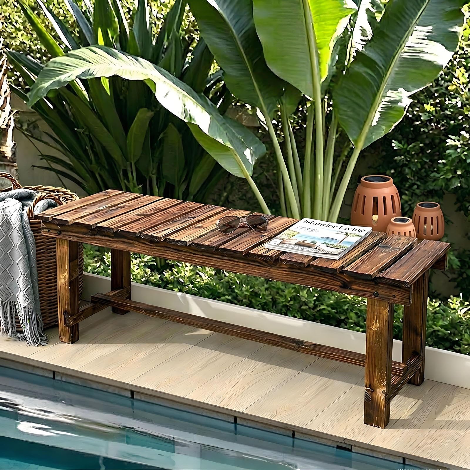 Banc de jardin en bois massif pour aménager un porche ou balcon convivial