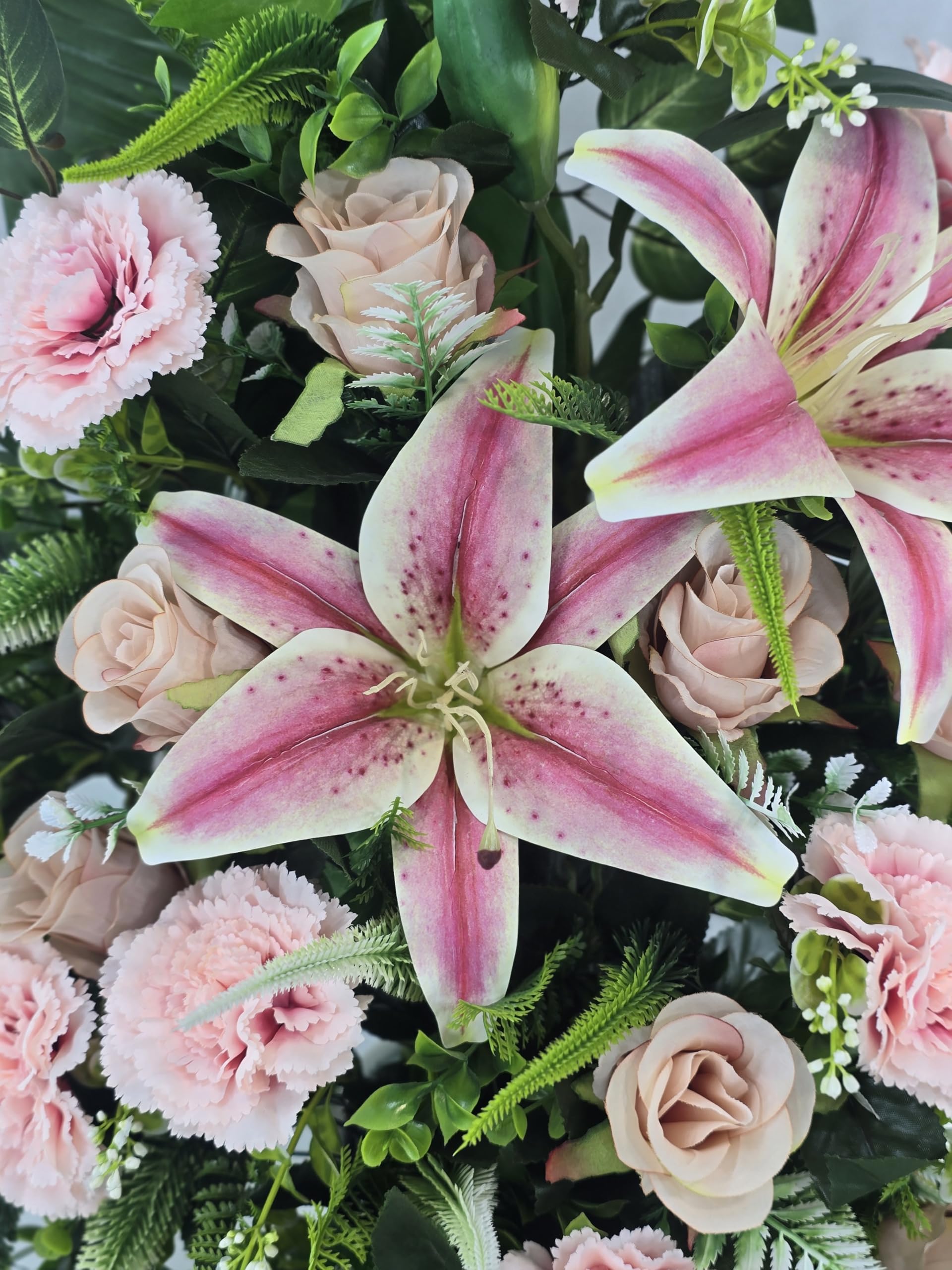 DRW Centro de Flores Artificiales Cementerio, Iglesia Bodas sepulturas Rosa Fucsia con liliums claveles y Rosas 63x30x63 cm