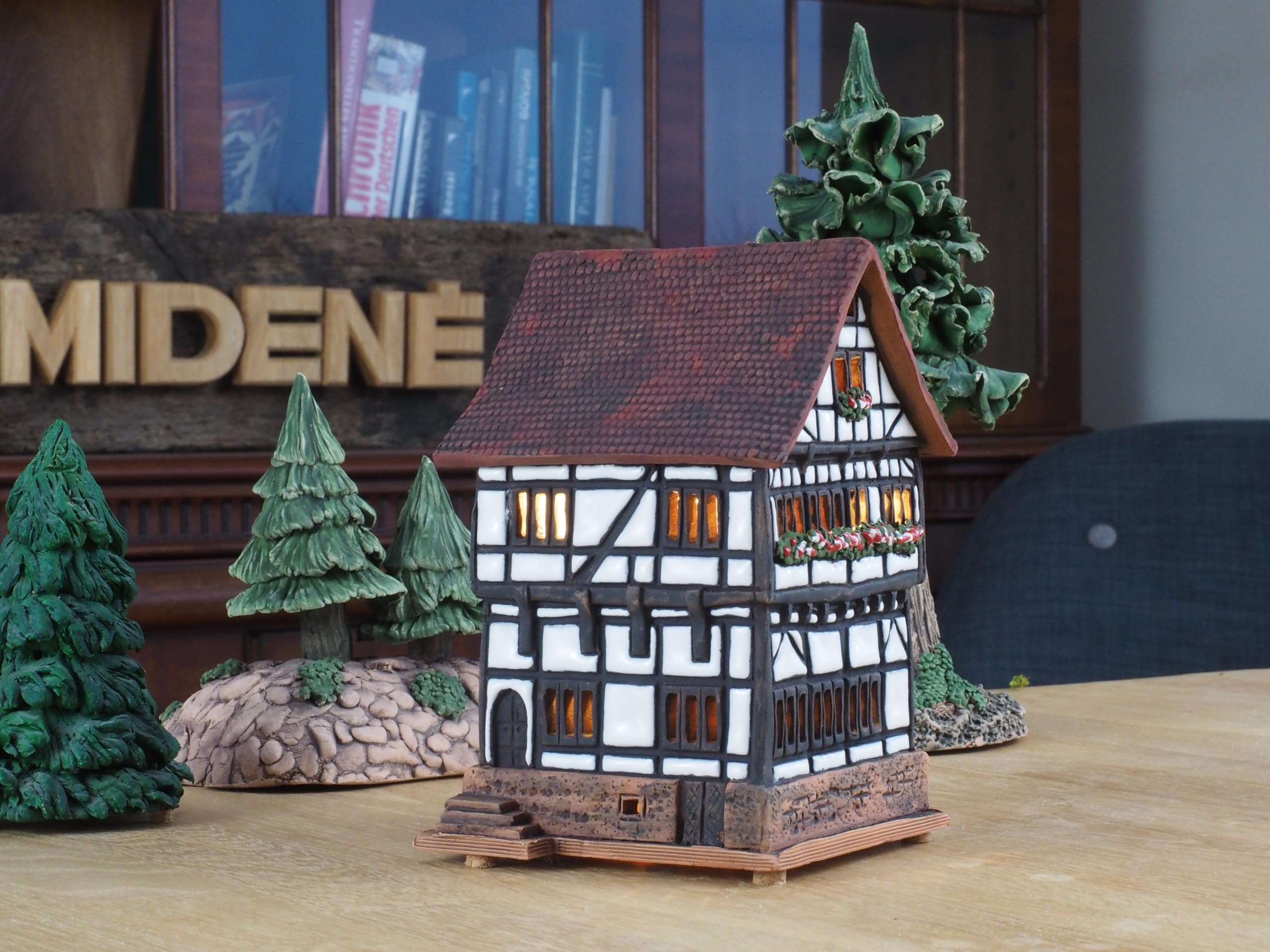 Ceramiczny domek świetlny, świecznik na herbatę, miniaturka artystyczna, stary gotycki dom w Gelnhausen, Niemcy, A227AR