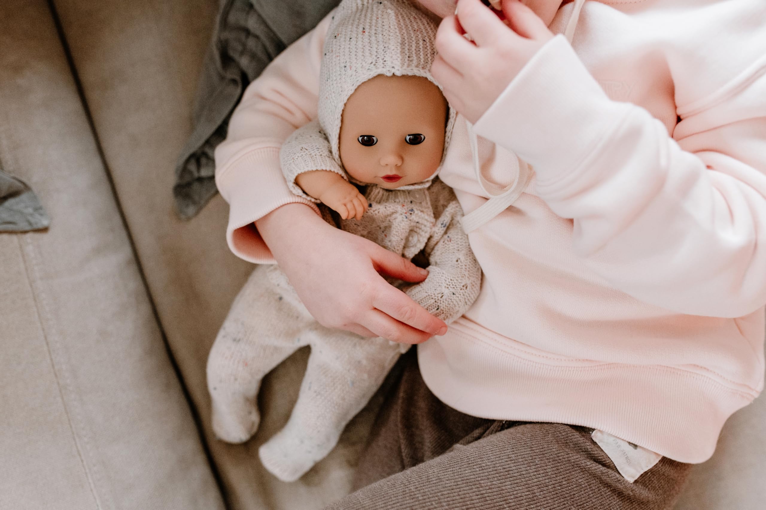Götz 2520564 Muffin Baby Alles Strick Puppe 33 cm Babypuppe | braune Schlafaugen, 5-tlg, ohne Haare, Weichkörper, für Kinder ab 18 Monaten, waschbar, mit Schnuller, Strickmütze und Outfit