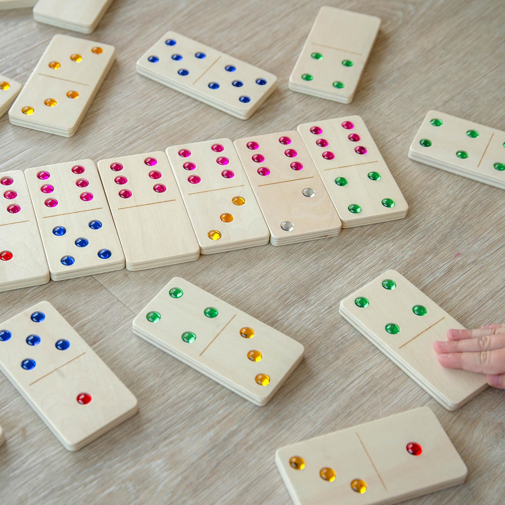 tickit Dominó con gemas de madera de gran tamaño – Juguete educativo de matemáticas certificado FSC® – Juego de dominó sensorial grande para jugar en interiores y exteriores