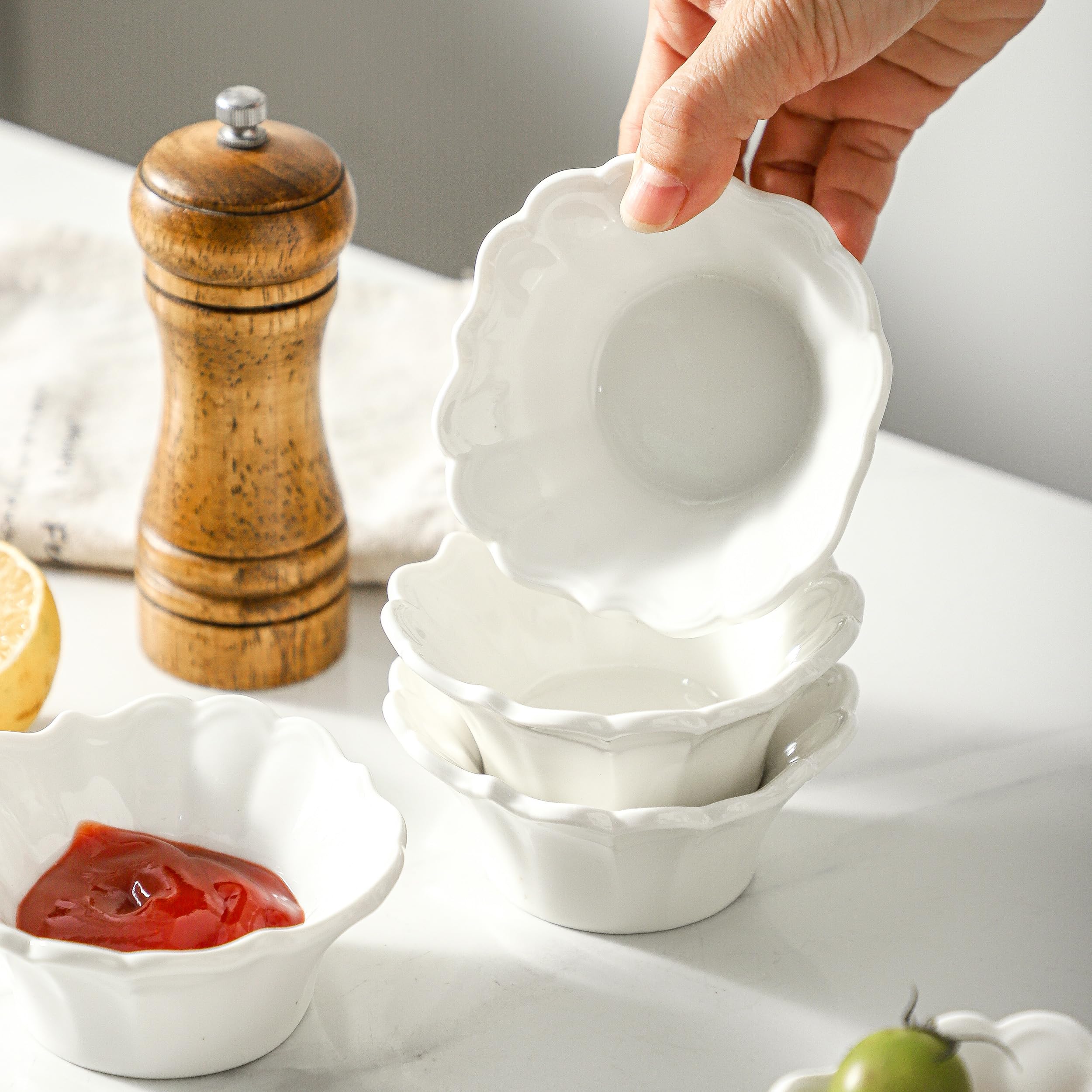 UIBFCWN 16 Piezas Cuencos Aperitivos, Cuencos para Salsa, Cuencos de porcelana para Salsas de Soja, 100ml Cuencos Pequeños de Aperitivo para Ketchup, Especias, Vinagre, Salsas, Sushi - 9,5 x4cm